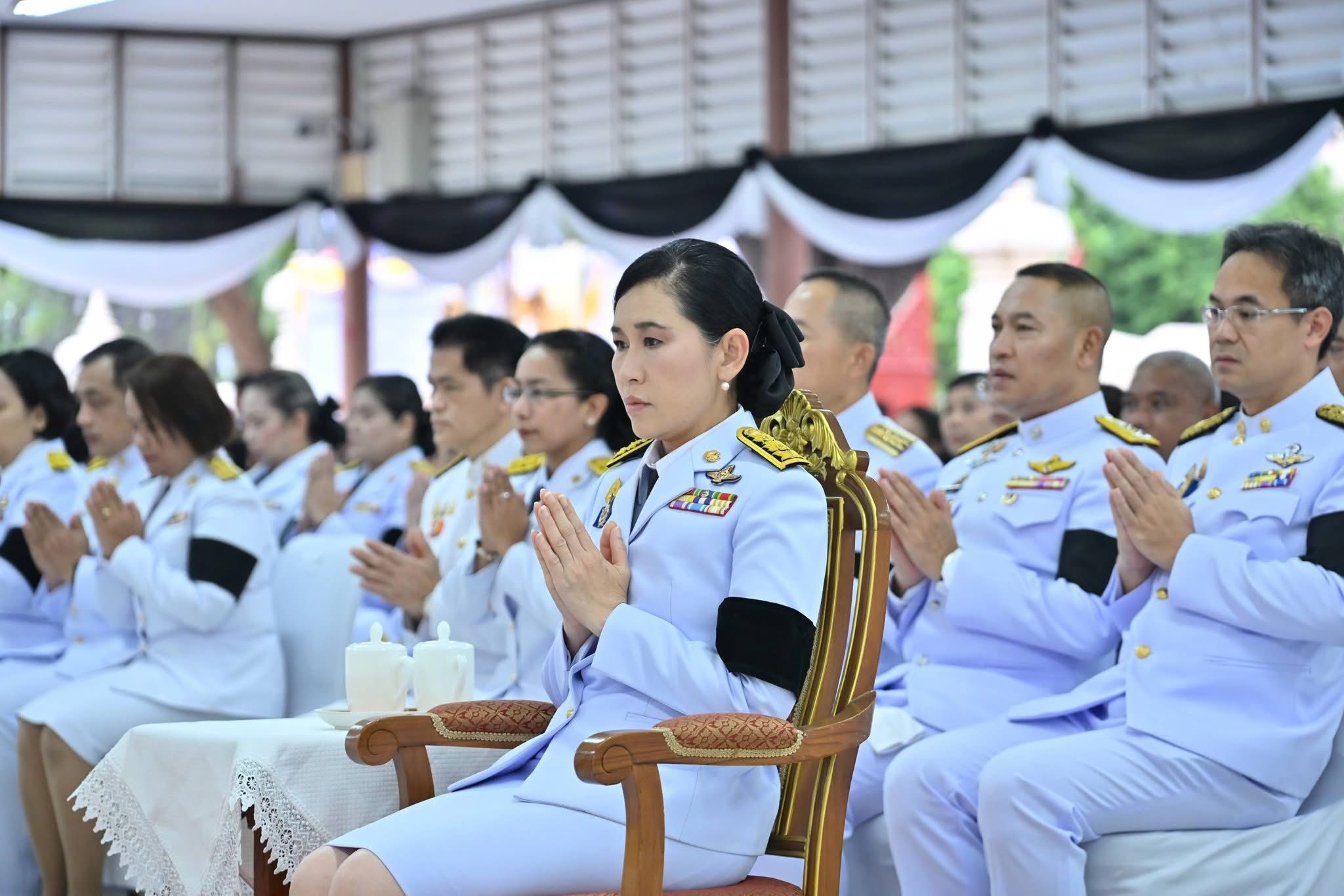title - พิธีเจริญพระพุทธมนต์ และทำบุญตักบาตรถวายพระราชกุศล เนื่องในวันคล้ายวันพระบรมราชสมภพ พระบาทสมเด็จพระบรมชนกาธิเบศร  มหาภูมิพลอดุลยเดชมหาราช บรมนาถบพิตร วันชาติ และวันพ่อแห่งชาติ ๕ ธันวาคม ๒๕๖๘