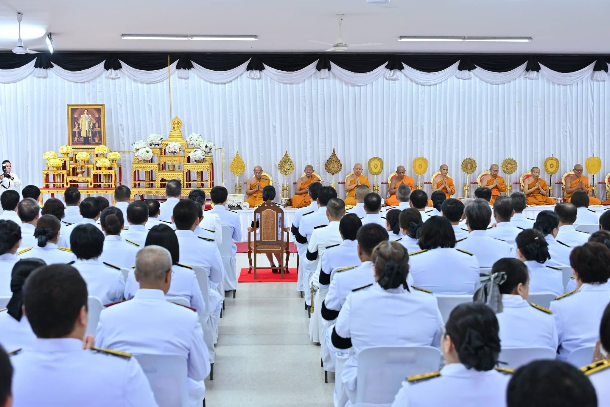 title - พิธีเจริญพระพุทธมนต์ และทำบุญตักบาตรถวายพระราชกุศล เนื่องในวันคล้ายวันพระบรมราชสมภพ พระบาทสมเด็จพระบรมชนกาธิเบศร  มหาภูมิพลอดุลยเดชมหาราช บรมนาถบพิตร วันชาติ และวันพ่อแห่งชาติ ๕ ธันวาคม ๒๕๖๘