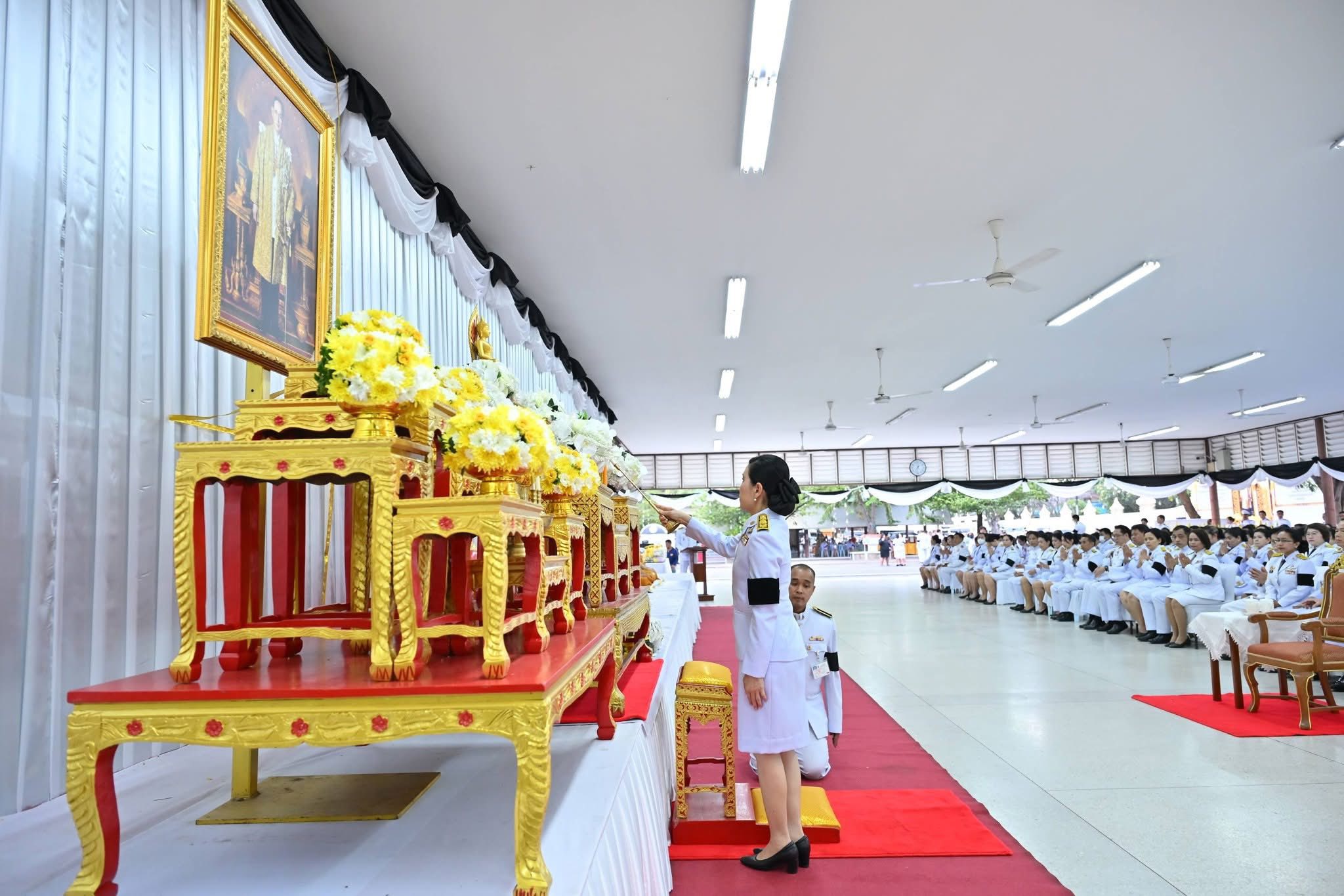 title - พิธีเจริญพระพุทธมนต์ และทำบุญตักบาตรถวายพระราชกุศล เนื่องในวันคล้ายวันพระบรมราชสมภพ พระบาทสมเด็จพระบรมชนกาธิเบศร  มหาภูมิพลอดุลยเดชมหาราช บรมนาถบพิตร วันชาติ และวันพ่อแห่งชาติ ๕ ธันวาคม ๒๕๖๘