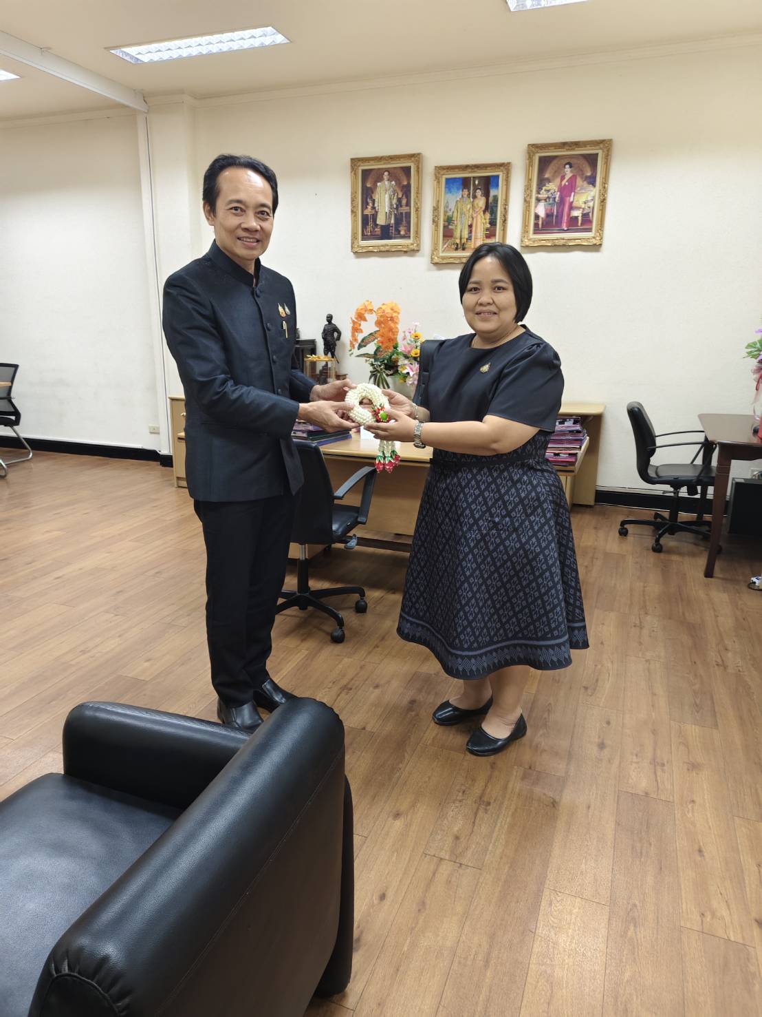 นางสาวศศิธร นาคศรีจันทร์ ปฏิรูปที่ดินจังหวัดนครปฐม รายงานตัวต่อท่านรองผู้ว่าราชการจังหวัดนครปฐม นายสมาวิษฎ์ สุพรรณไพ เพื่อรับนโยบายในการขับเคลื่อนงาน