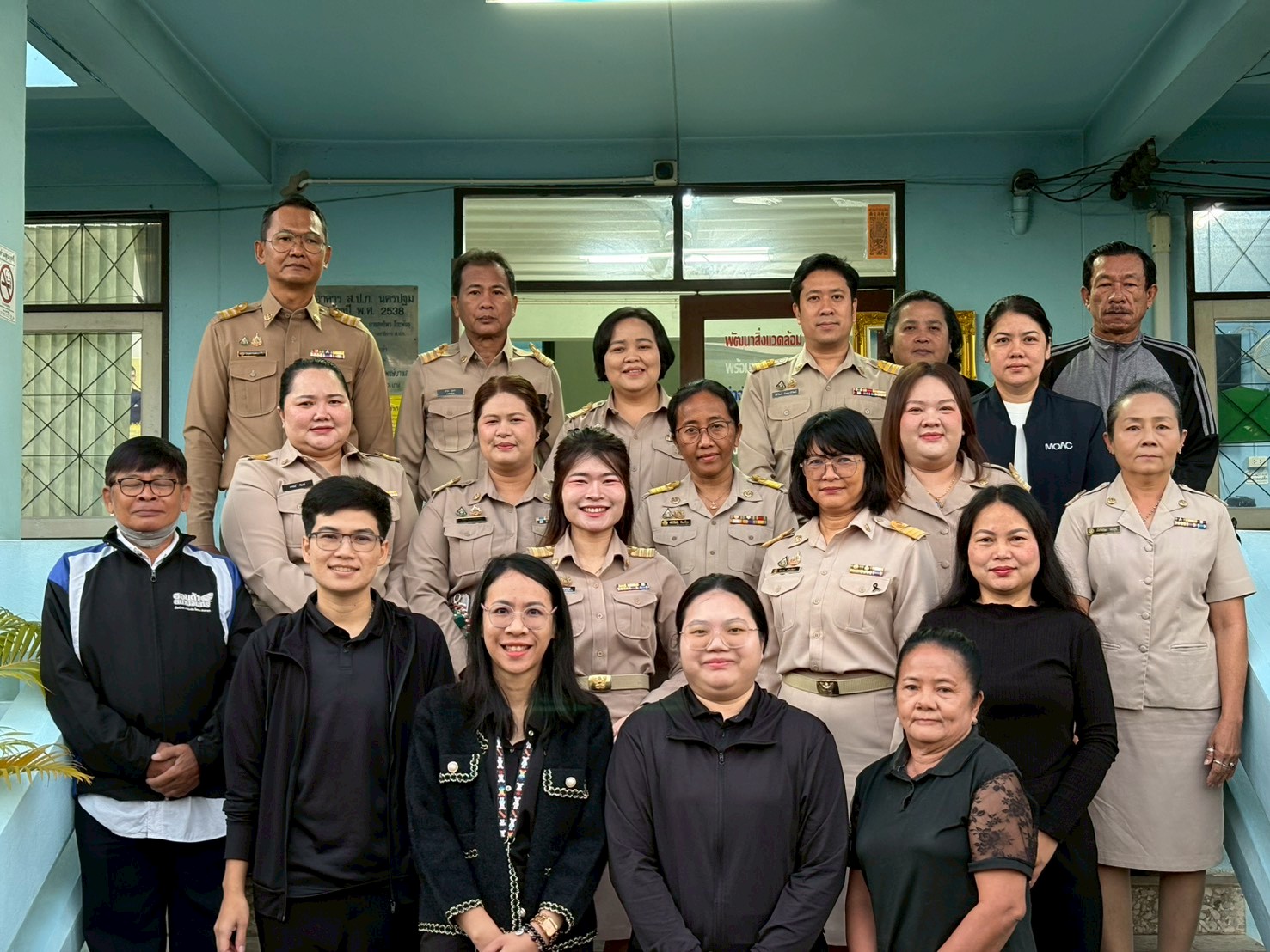 นางสาวศศิธร นาคศรีจันทร์ ปฏิรูปที่ดินจังหวัดนครปฐม สักการะสิ่งศักดิ์สิทธิ์เพื่อความเป็นสิริมงคลเนื่องในโอกาสเข้ารับตำแหน่งใหม่ 