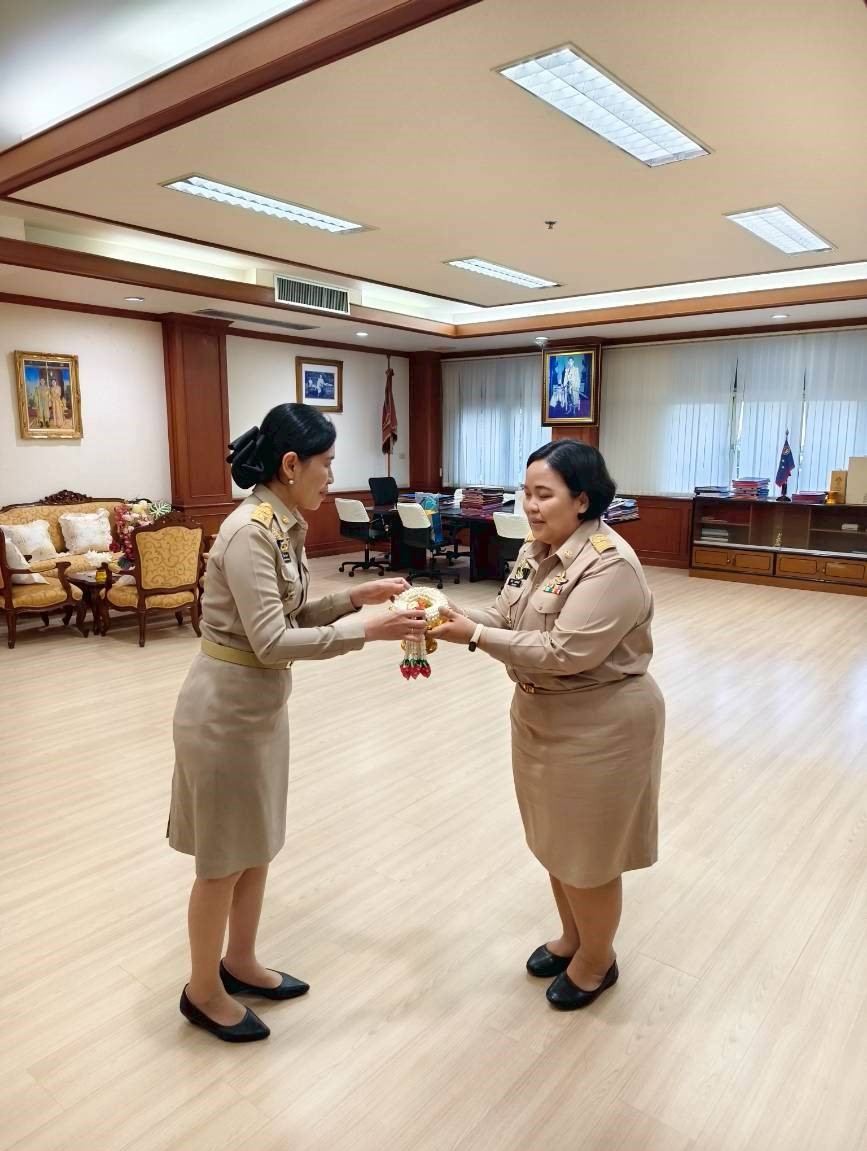 นางสาวศศิธร นาคศรีจันทร์ ปฏิรูปที่ดินจังหวัดนครปฐม รายงานตัวต่อท่านผู้ว่าราชการจังหวัดนครปฐม นางสาวอโรชา นันทมนตรี และท่านรองผู้ว่าราชการจังหวัดนครปฐม นายอรรถวุฒิ พึ่งเนียม เพื่อรับนโยบายในการขับเคลื่อนงาน