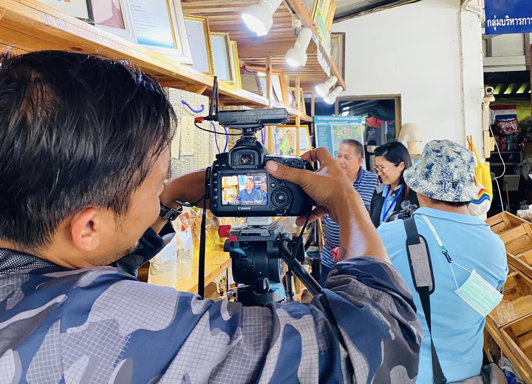ส.ป.ก.นครปฐม ร่วมถ่ายทำสารคดีผ่านสื่อโทรทัศน์ ณ ที่ดินพระราชทานในเขตปฏิรูปที่ดินจังหวัดนครปฐม