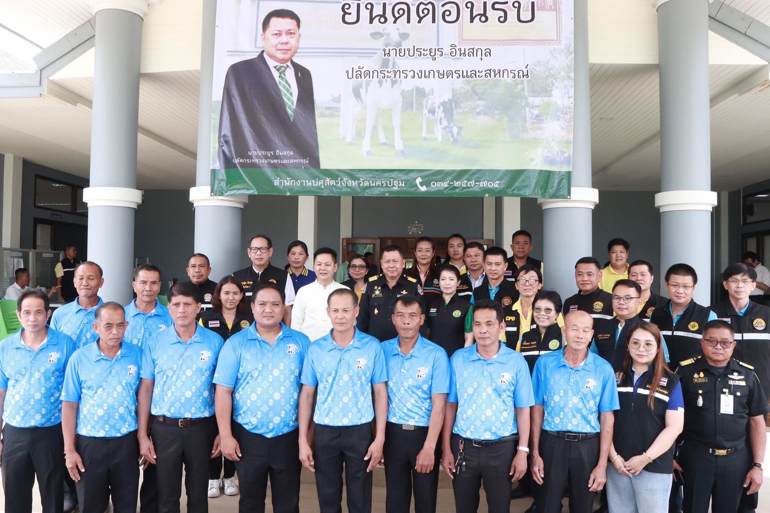 นายประยูร อินสกุล ปลัดกระทรวงเกษตรและสหกรณ์ พร้อมด้วยนางสาวเสาวลักษณ์ ศุภกมลเสนีย์ ผู้ตรวจราชการกระทรวงเกษตรและสหกรณ์ ลงพื้นที่เยี่ยมชมการผลิตนมโรงเรียนของจังหวัดนครปฐม