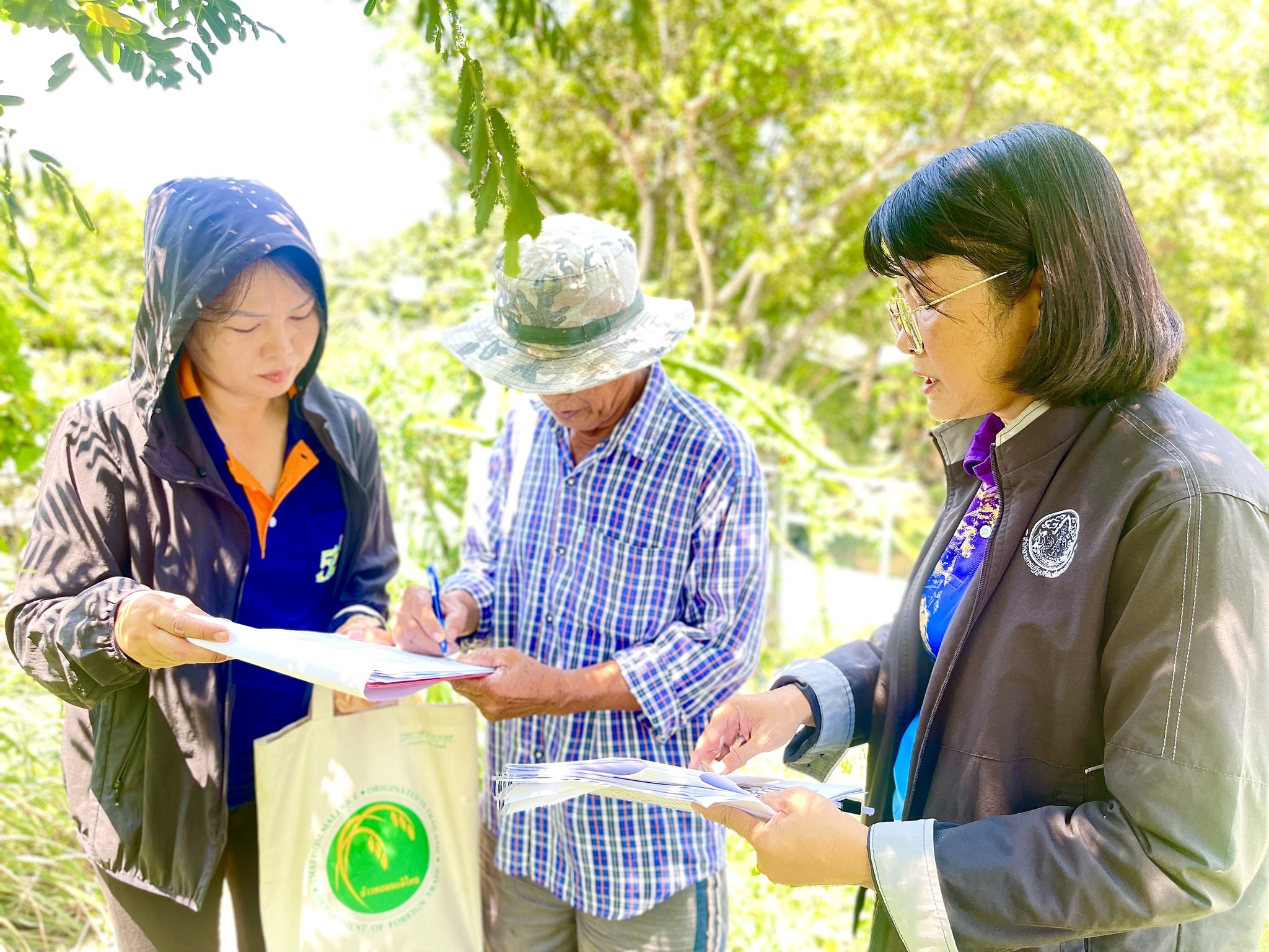 ลงพื้นที่ติดต่อประสานเกษตรกรในเขตปฏิรูปที่ดินจังหวัดนครปฐม เพื่อเข้าร่วมงาน Kick off มอบโฉนดต้นไม้และโฉนดต้นยางพารา
