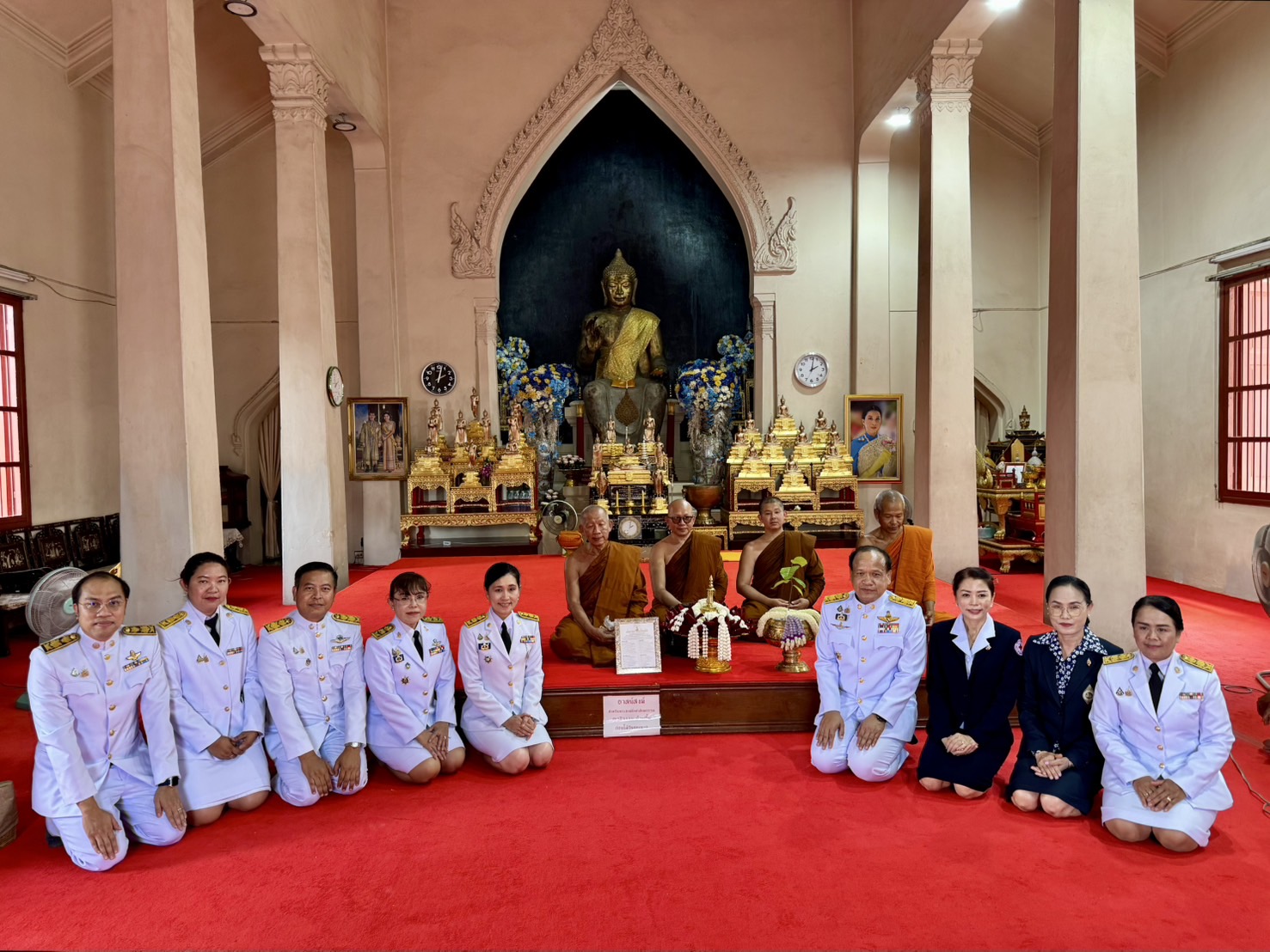 ร่วมพิธีเชิญเครื่องราชสักการะซึ่งทรงพระราชอุทิศถวายเป็นพุทธบูชาในพระราชพิธีสงกรานต์