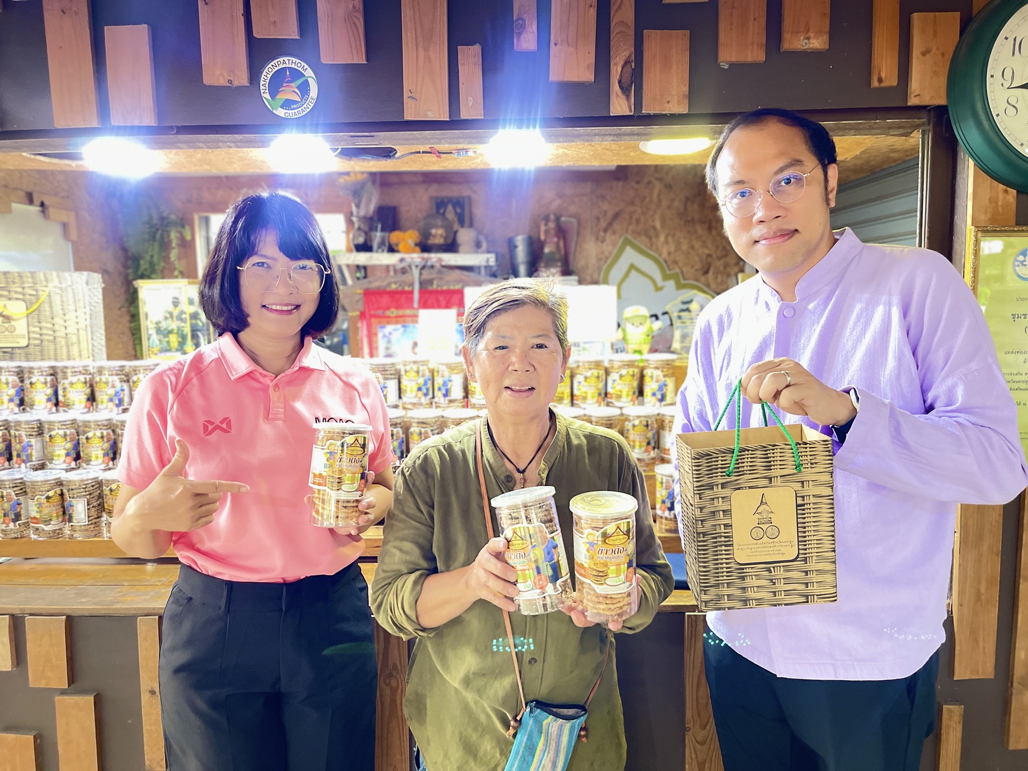 ลงพื้นที่ติดต่อประสานงานเกษตรกรภายใต้โครงการพัฒนาธุรกิจชุมชนในเขตปฏิรูปที่ดินจังหวัดนครปฐม
