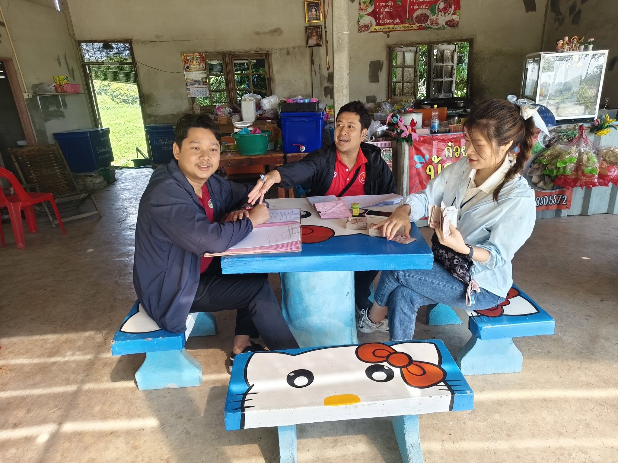 ลงพื้นที่ติดต่อประสานเกษตรกรในเขตปฏิรูปที่ดินจังหวัดนครปฐม เพื่อส่งหนังสือใบแจ้งหนี้เงินกู้ ค่าเช่าที่ดิน ค่าเช่าซื้อที่ดิน ติดตามหนี้ค้างชำระ และจัดเก็บรายได้เงินกองทุนการปฏิรูปที่ดินเพื่อเกษตรกรรม ปีงบประมาณ พ.ศ.2568