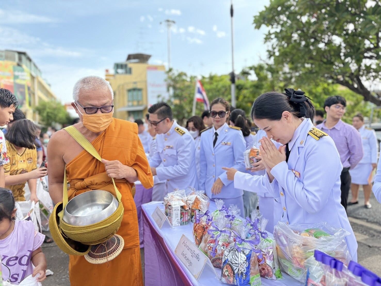 ร่วมกิจกรรมเฉลิมพระเกียรติสมเด็จพระนางเจ้าฯ พระบรมราชินี พิธีเจริญพระพุทธมนต์และทำบุญตักบาตรถวายพระราชกุศลเนื่องในโอกาสวันเฉลิมพระชนมพรรษา 3 มิถุนายน 2568