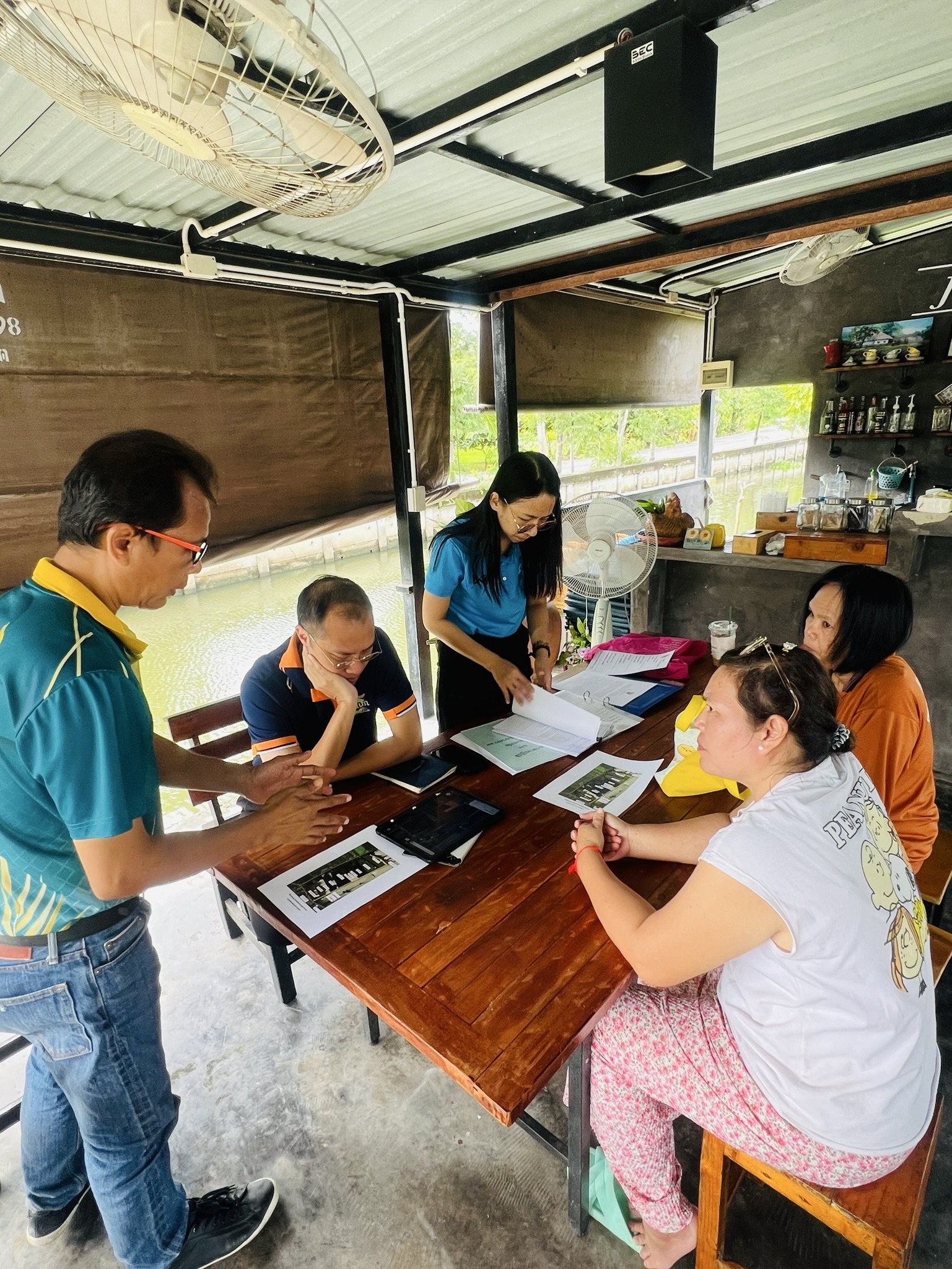 ลงพื้นที่เพื่อตรวจสภาพที่ดินเอกชน กรณีเกษตรกรยื่นขอความอนุเคราะห์ ก่อสร้างถนน ณ เขตปฏิรูปที่ดินจังหวัดนครปฐม อำเภอพุทธมณฑล จังหวัดนครปฐม