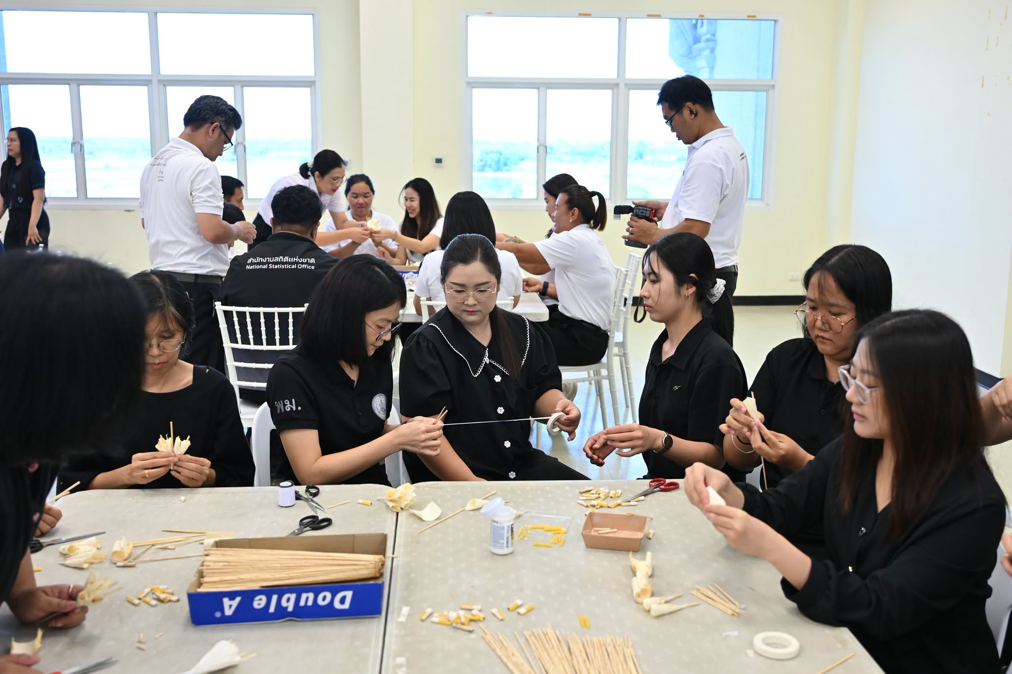 title - กิจกรรมประดิษฐ์ดอกไม้จันทน์  สำหรับใช้ในพิธีถวายดอกไม้จันทน์