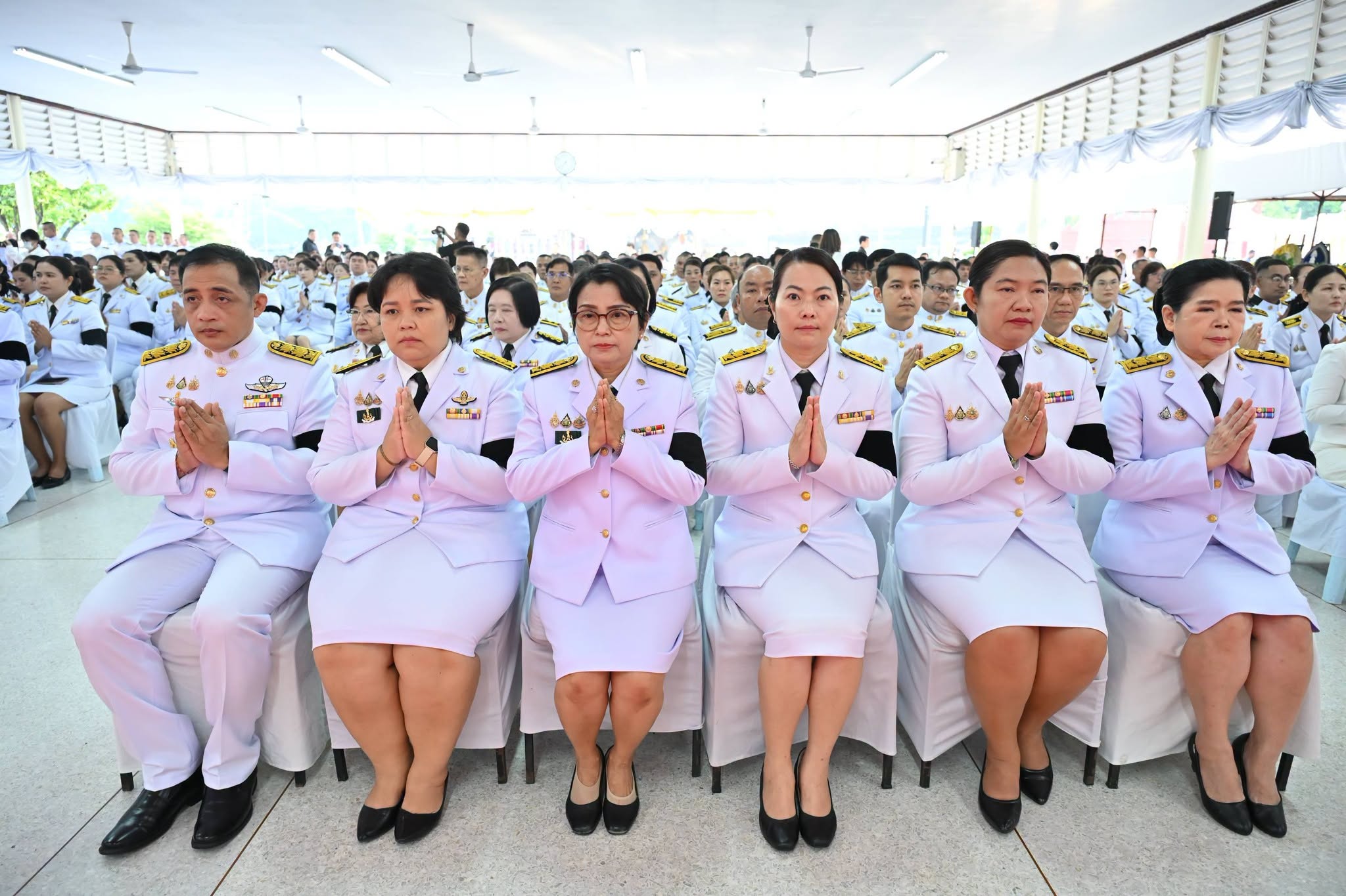 title - พิธีสวดพระพุทธมนต์ พิธีทำบุญตักบาตร และพิธีวางพวงมาลา เนื่องในวันนวมินทรมหาราช ประจำปี 2569