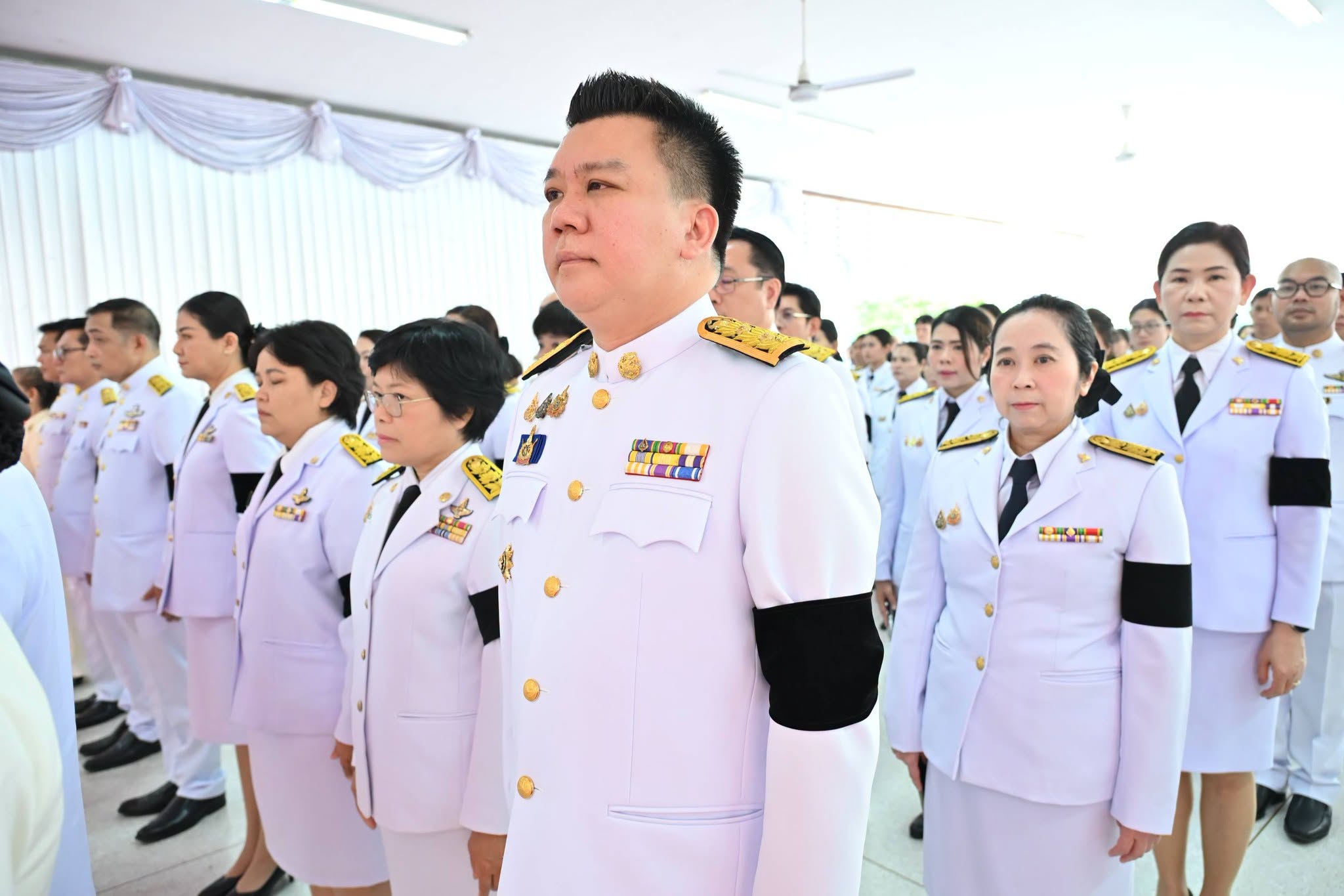 title - พิธีสวดพระพุทธมนต์ พิธีทำบุญตักบาตร และพิธีวางพวงมาลา เนื่องในวันนวมินทรมหาราช ประจำปี 2569