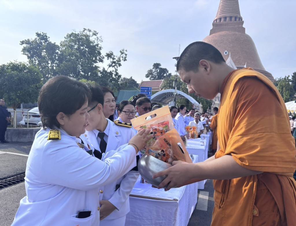 title - พิธีสวดพระพุทธมนต์ พิธีทำบุญตักบาตร และพิธีวางพวงมาลา เนื่องในวันนวมินทรมหาราช ประจำปี 2569
