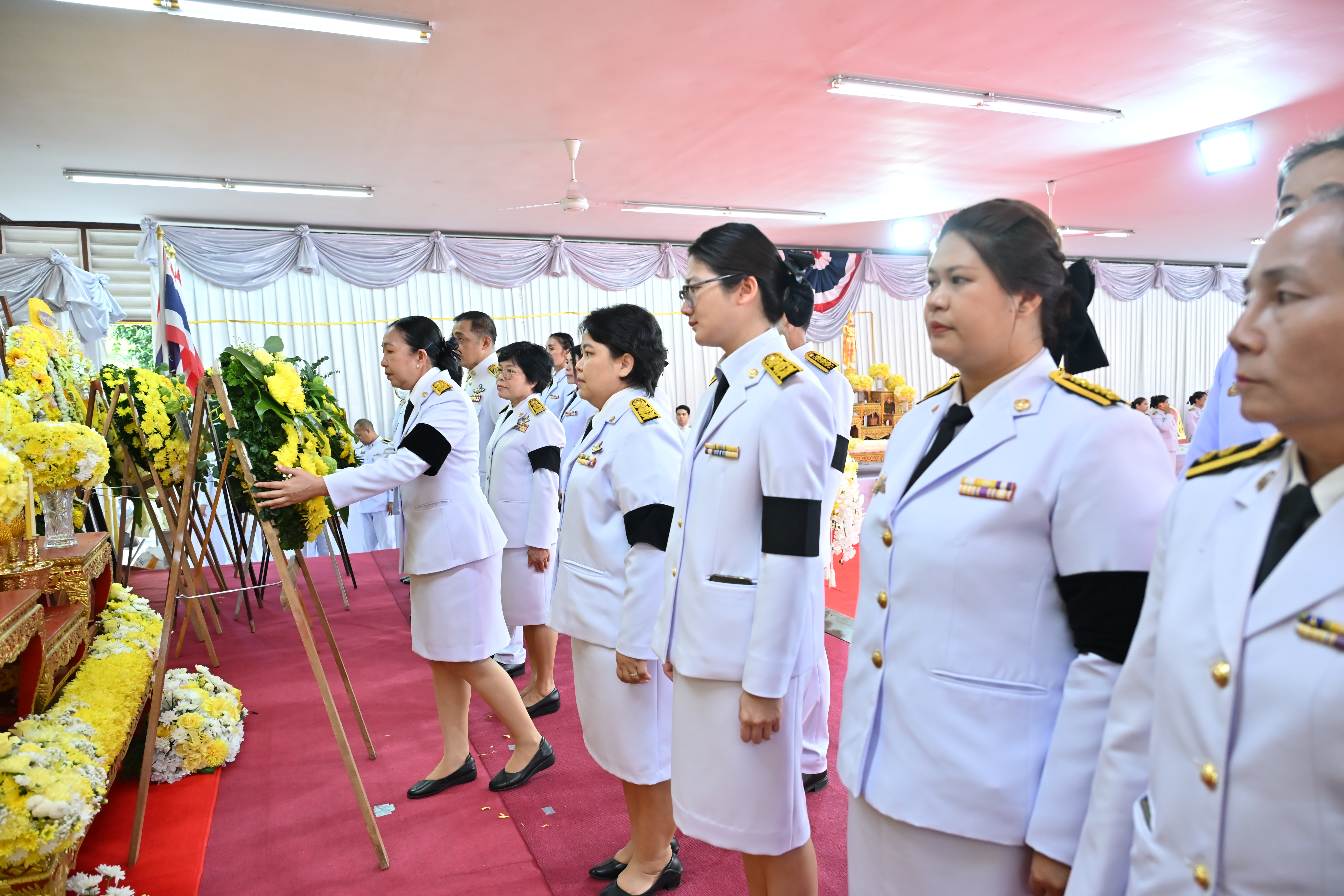title - พิธีสวดพระพุทธมนต์ พิธีทำบุญตักบาตร และพิธีวางพวงมาลา เนื่องในวันนวมินทรมหาราช ประจำปี 2569