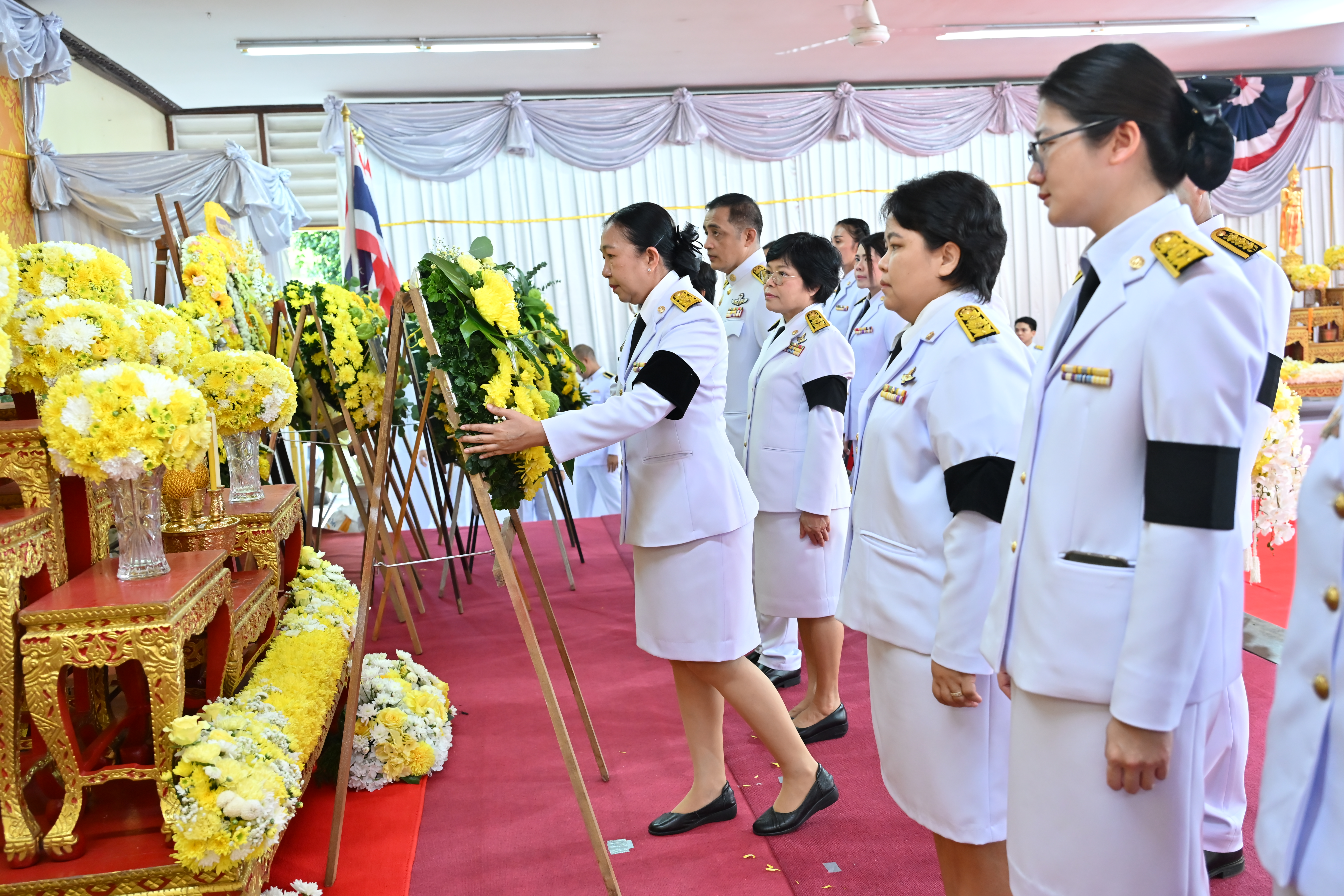 title - พิธีสวดพระพุทธมนต์ พิธีทำบุญตักบาตร และพิธีวางพวงมาลา เนื่องในวันนวมินทรมหาราช ประจำปี 2569