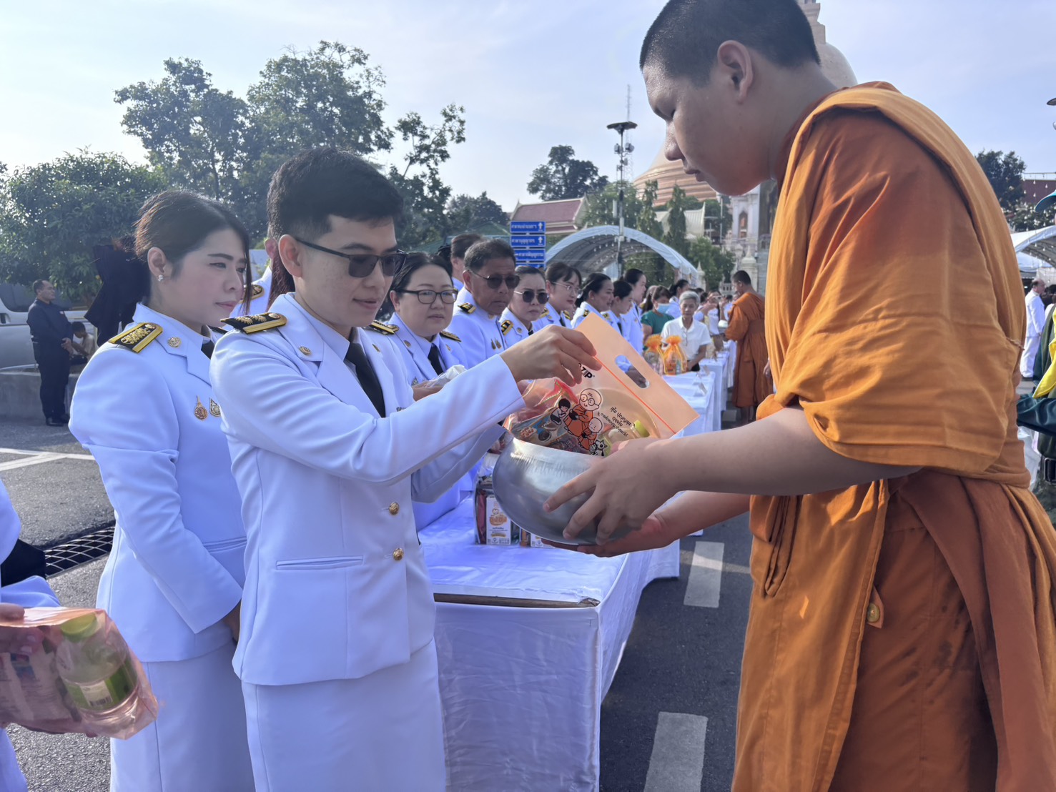 title - พิธีสวดพระพุทธมนต์ พิธีทำบุญตักบาตร และพิธีวางพวงมาลา เนื่องในวันนวมินทรมหาราช ประจำปี 2569
