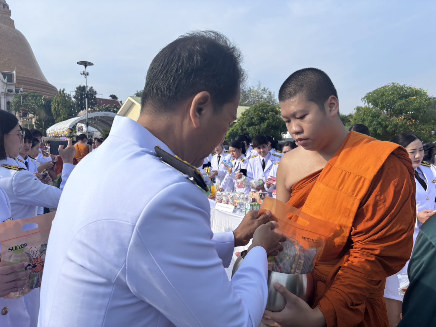title - พิธีสวดพระพุทธมนต์ พิธีทำบุญตักบาตร และพิธีวางพวงมาลา เนื่องในวันนวมินทรมหาราช ประจำปี 2569