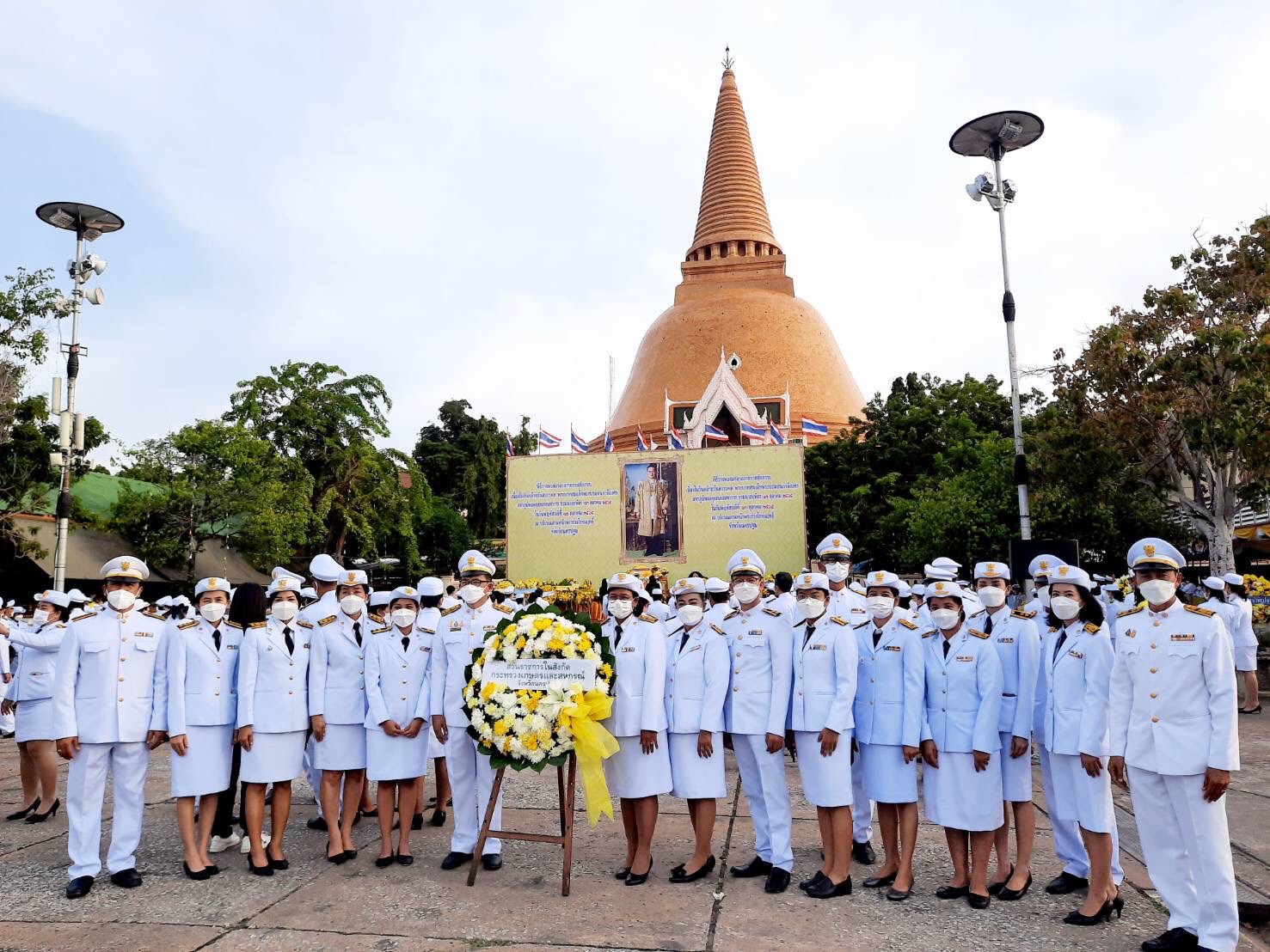 กิจกรรมวางพวงมาลาถวายสักการะ (วันคล้ายวันสวรรคตพระบาทสมเด็จพระบรมชนกาธิเบศร มหาภูมิพลอดุลยเดชมหาราช บรมนาถบพิตร)
