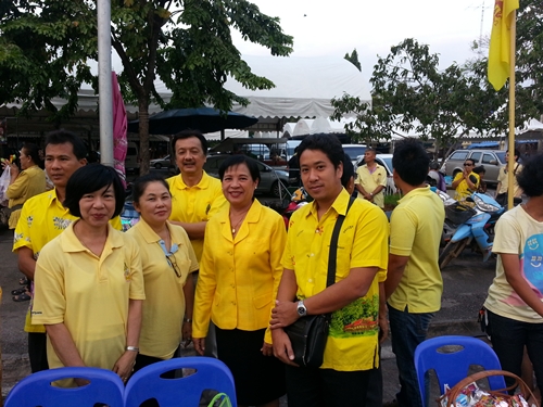 5 ธ.ค. 55 ข้าราชการและเจ้าหน้าที่ร่วมทำบุญตักบาตร
