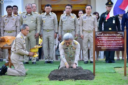พิธีปลูกต้นไม้มงคลพระราชทานเพื่อความเป็นสิริมงคล ต้นรวงผึ้งอันเป็นต้นไม้มงคลประจำรัชกาล ณ บริเวณลานด้านหน้าศาลากลางจังหวัดนครปฐม (ส่วนต่อเติม) อำเภอเมือง จังหวัดนครปฐม