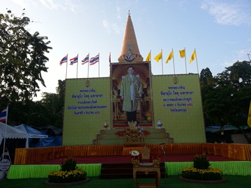ร่วมตักบาตรเนื่องในโอกาสเฉลิมพระชนมพรรษา 5 ธ.ค. 2558  