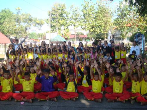 โรงเรียนบ้านโพนค้อโพนสวรรค์เข้าเยี่ยมชมศูนย์เรียนรู้เพื่ส่งเสริมปรัชญาของเศรษฐกิจพอเพียงและเกษตรทฤฎิใหม่ส.ป.ก.นครพนม