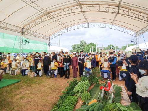 ร้อยเอก ธรรมนัส พรหมเผ่า รัฐมนตรีว่าการกระทรวงเกษตรและสหกรณ์ และคณะเดินทางตรวจเยี่ยมการดำเนินงานในพื้นที่จังหวัดนครราชสีมา และมอบหนังสืออนุญาตให้เข้าทำประโยชน์ในเขตปฏิรูปที่ดิน (ส.ป.ก. 4-021) จำนวน 92 ราย ในวันเสาร์ที่ 26 มิถุนายน 2564 