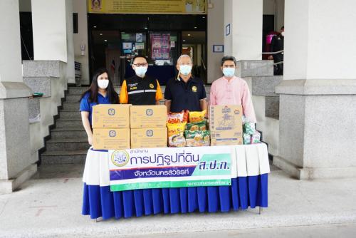 วันที่ 19 ตุลาคม 2564 เวลา 10.00 น. นายประเสริฐ  กาญจนเกียรติกุล ปฏิรูปที่ดินจังหวัดนครสวรรค์  พร้อมด้วยเจ้าหน้าที่ สำนักงานการปฏิรูปที่ดินจังหวัดนครสวรรค์ ได้ร่วม ปันน้ำใจมอบสิ่งของเพื่อช่วยเหลือผู้ประสบอุทกภัย ผู้ยากไร้ ผู้ด้อยโอกาส จากสถานการณ์อุทกภัยจ