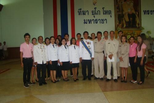 นายวรชาติ ศรีเปารยะ ปฏิรูปที่ดินจังหวัดนครศรีธรรมราช และเจ้าหน้าที่ ร่วมงานเฉลิมพระเกียรติพระบาทสมเด็จพระเจ้าอยู่หัว เนื่องในโอกาสวันเฉลิมพระชนมพรรษา 5 ธันวาคม 2556  
