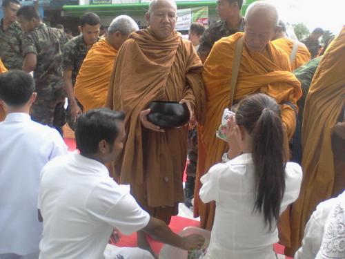 ตักบาตรพระ12,600 รูป ฉลองพุทธชยันตี นครศรีธรรมราช  