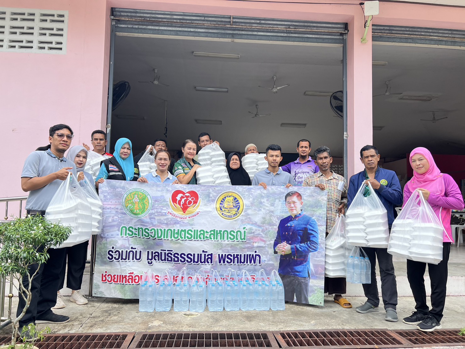 ส.ป.ก.นราธิวาส ร่วมมอบข้าวกล่องพร้อมน้ำดื่ม ช่วยเหลือผู้ประสบอุทกภัยในพื้นที่อำเภอยี่งอ จังหวัดนราธิวาส 