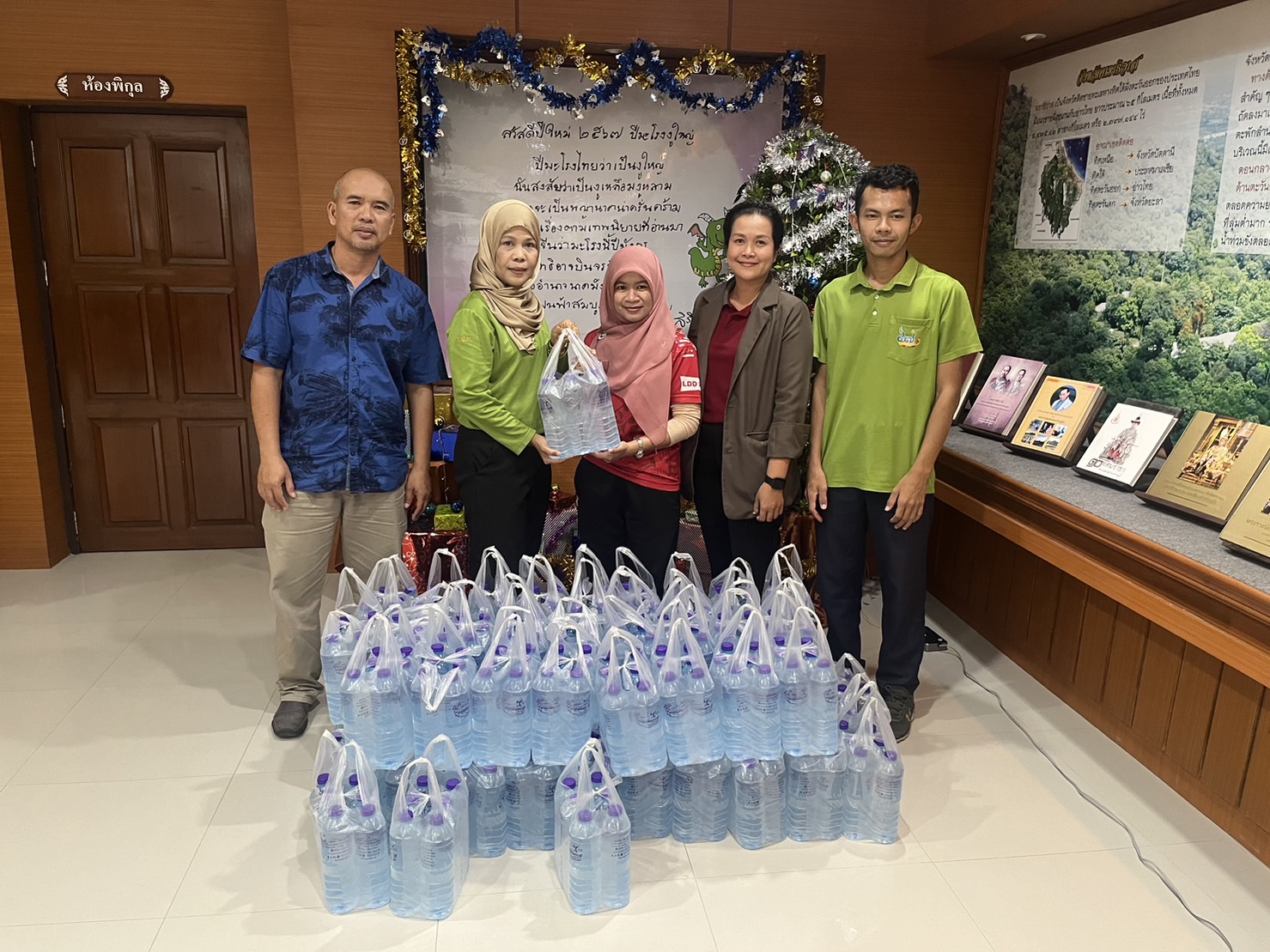 ส.ป.ก.นราธิวาส ร่วมมอบน้ำดื่ม จำนวน 50 แพ็ค ตามโครงการ ส่งความสุขปีใหม่ มอบให้เกษตรกร กระทรวงเกษตรและสหกรณ์ ประจำปี 2567