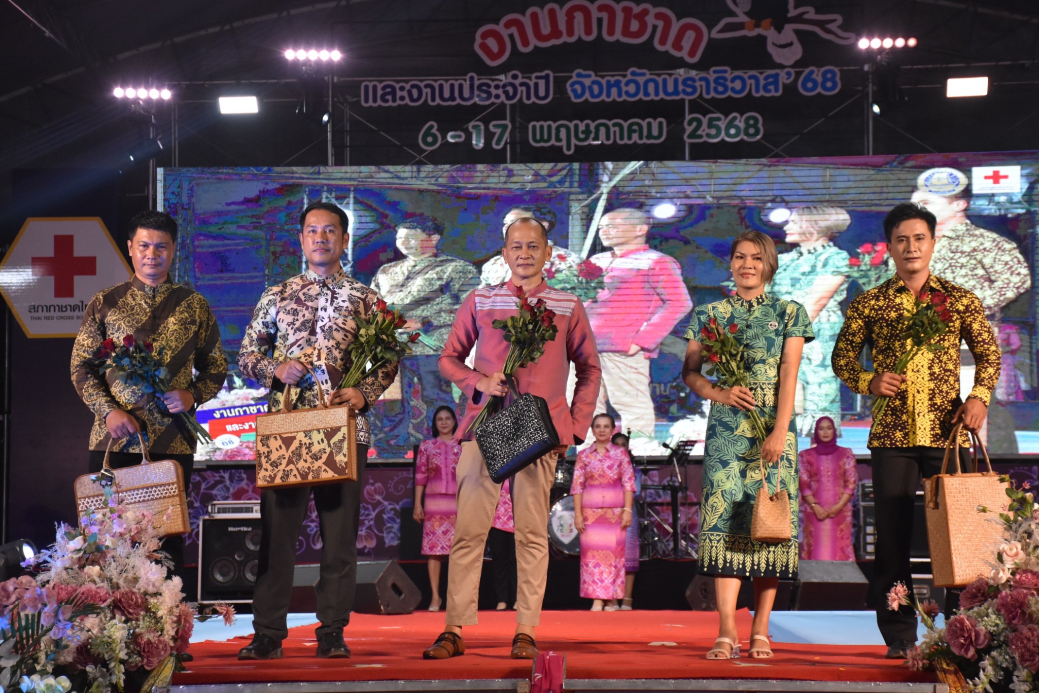  ส.ป.ก.นราธิวาส ร่วมเดินแบบแฟชั่นโชว์ผ้าลายพระราชทานผ้าลายอัตลักษณ์ของจังหวัดนราธิวาส