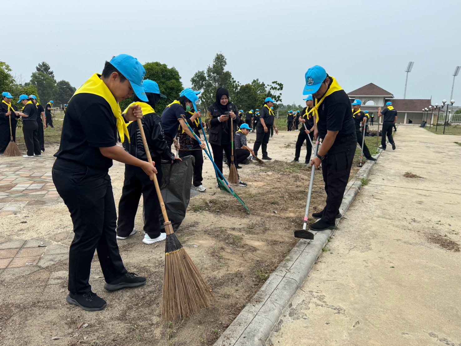 title - ส.ป.ก.นราธิวาส ร่วมกิจกรรมจิตอาสาบำเพ็ญสาธารณประโยชน์ เตรียมความพร้อมสถานที่จัดงานสมโภชศาลหลักเมืองนราธิวาส