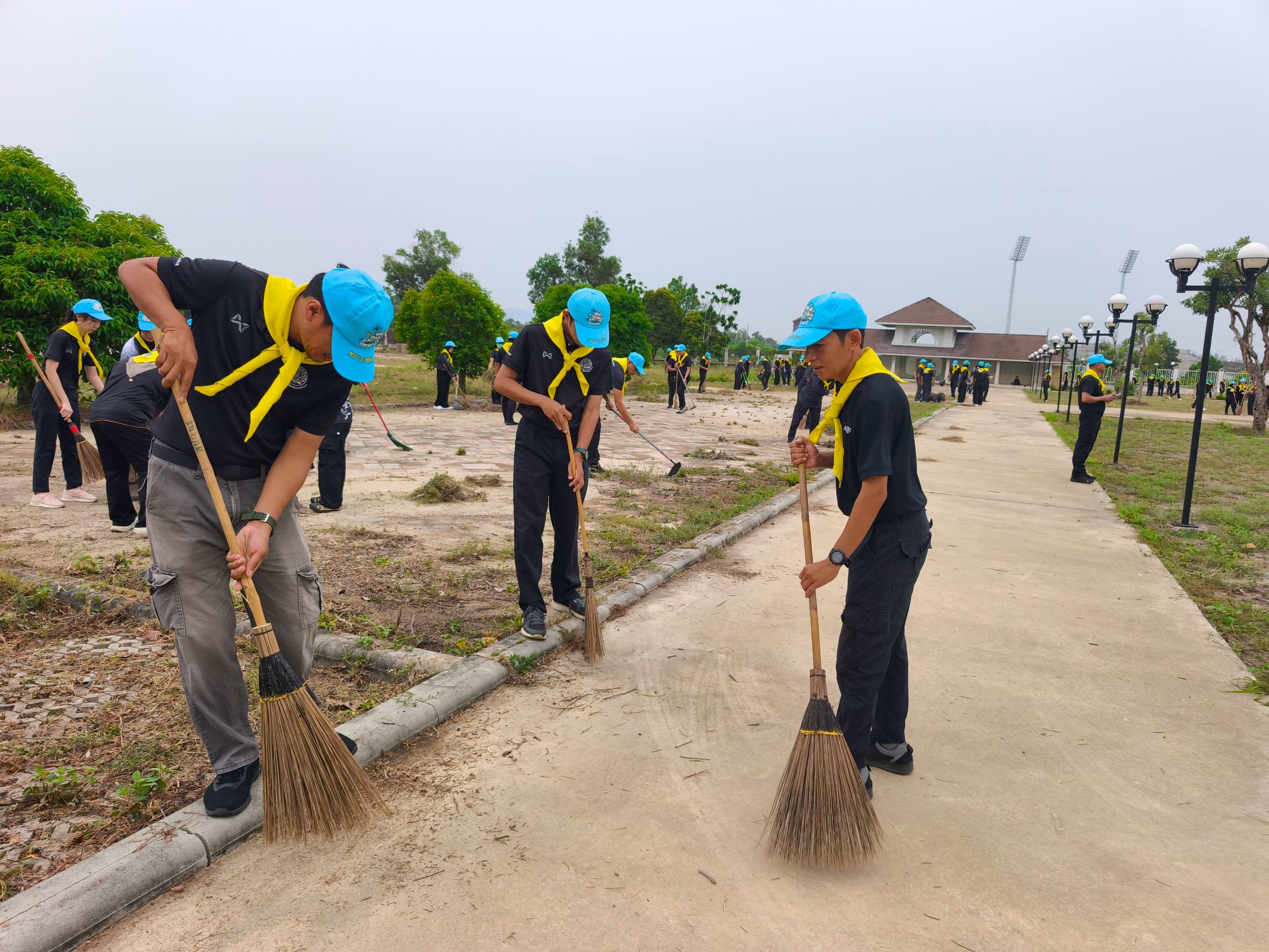 title - ส.ป.ก.นราธิวาส ร่วมกิจกรรมจิตอาสาบำเพ็ญสาธารณประโยชน์ เตรียมความพร้อมสถานที่จัดงานสมโภชศาลหลักเมืองนราธิวาส