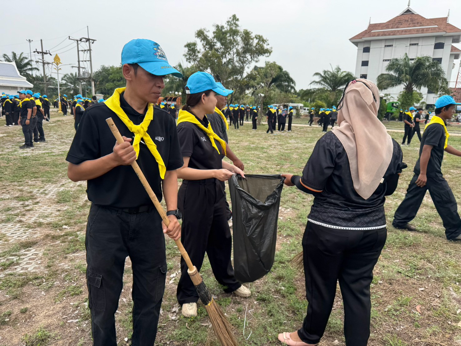 title - ส.ป.ก.นราธิวาส ร่วมกิจกรรมจิตอาสาบำเพ็ญสาธารณประโยชน์ เตรียมความพร้อมสถานที่จัดงานสมโภชศาลหลักเมืองนราธิวาส
