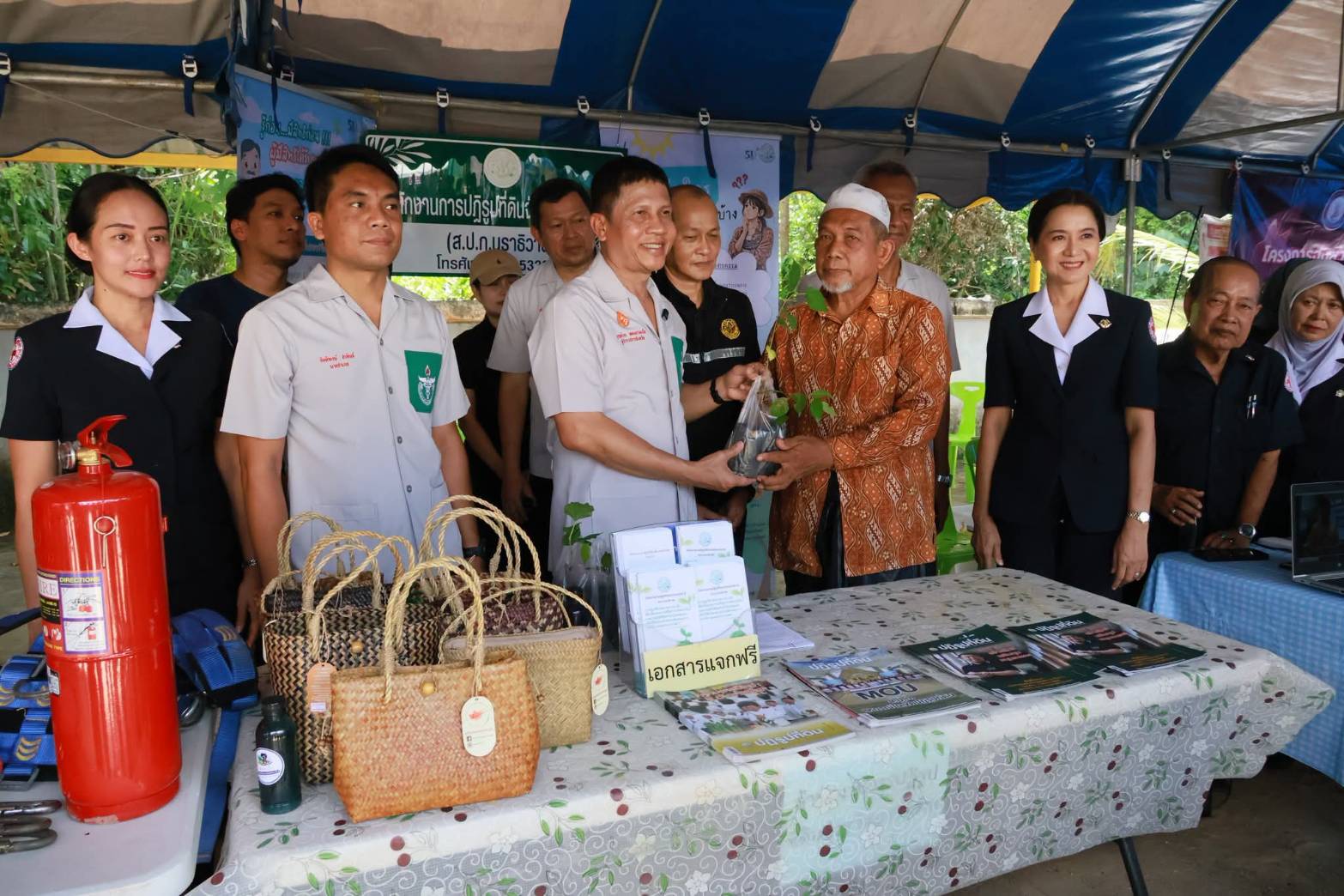 title - ส.ป.ก.นราธิวาส ร่วมกิจกรรมโครงการจังหวัดเคลื่อนที่ บำบัดทุกข์ บำรุงสุข สร้างร้อยยิ้มให้ประชาชน จังหวัดนราธิวาส ประจำปีงบประมาณ 2569