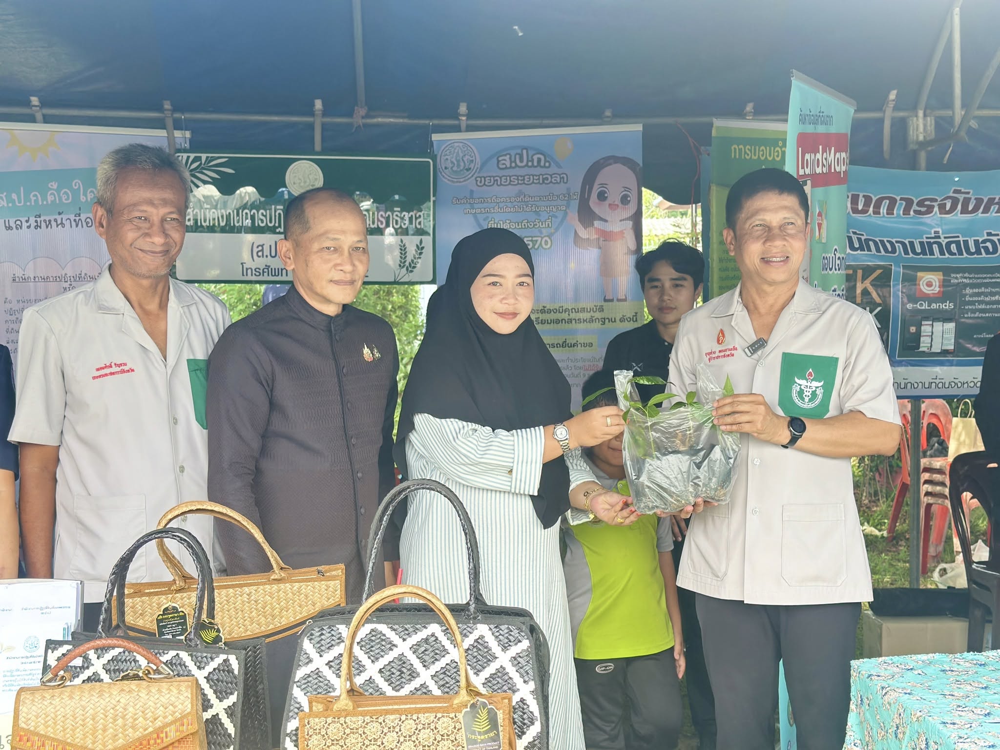 title - ส.ป.ก.นราธิวาส ร่วมกิจกรรมโครงการจังหวัดเคลื่อนที่ บำบัดทุกข์ บำรุงสุข สร้างร้อยยิ้มให้ประชาชน จังหวัดนราธิวาส ประจำปีงบประมาณ 2569