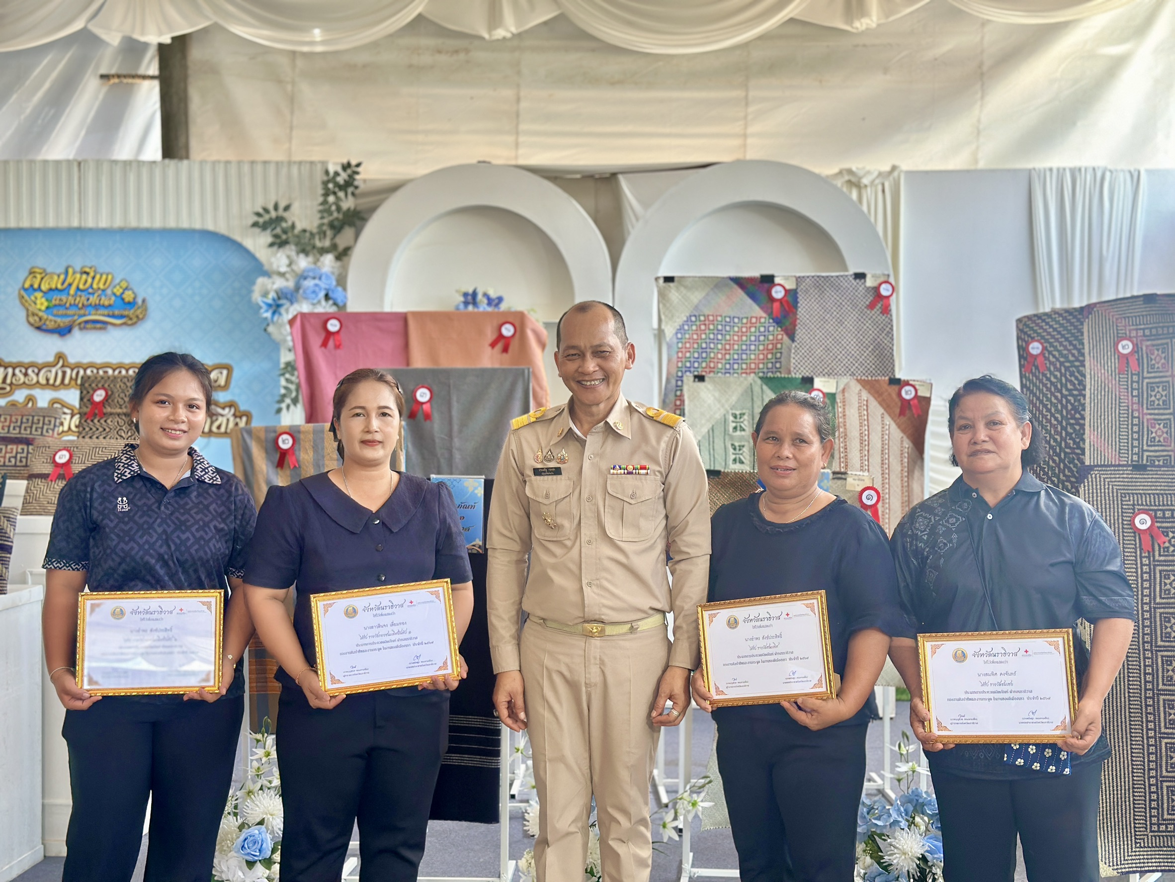ส.ป.ก.นราธิวาส ร่วมพิธีประกาศผลและมอบรางวัลการประกวดผลิตภัณฑ์ศิลปาชีพ ในงานของดีเมืองนรา ประจำปี 2569