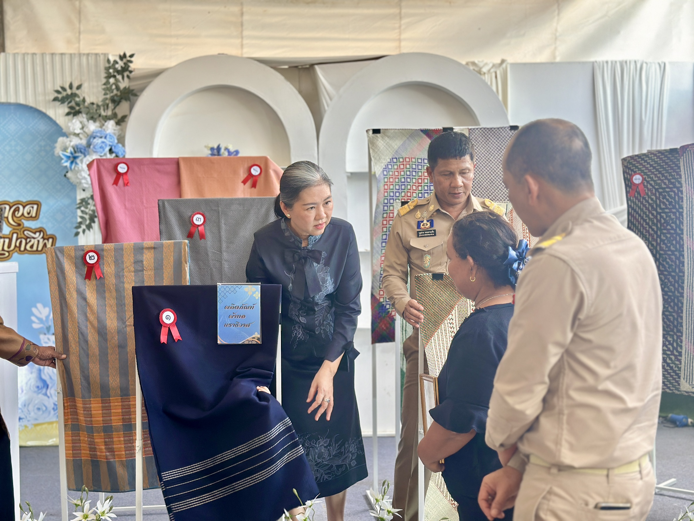 title - ส.ป.ก.นราธิวาส ร่วมพิธีประกาศผลและมอบรางวัลการประกวดผลิตภัณฑ์ศิลปาชีพ ในงานของดีเมืองนรา ประจำปี 2569
