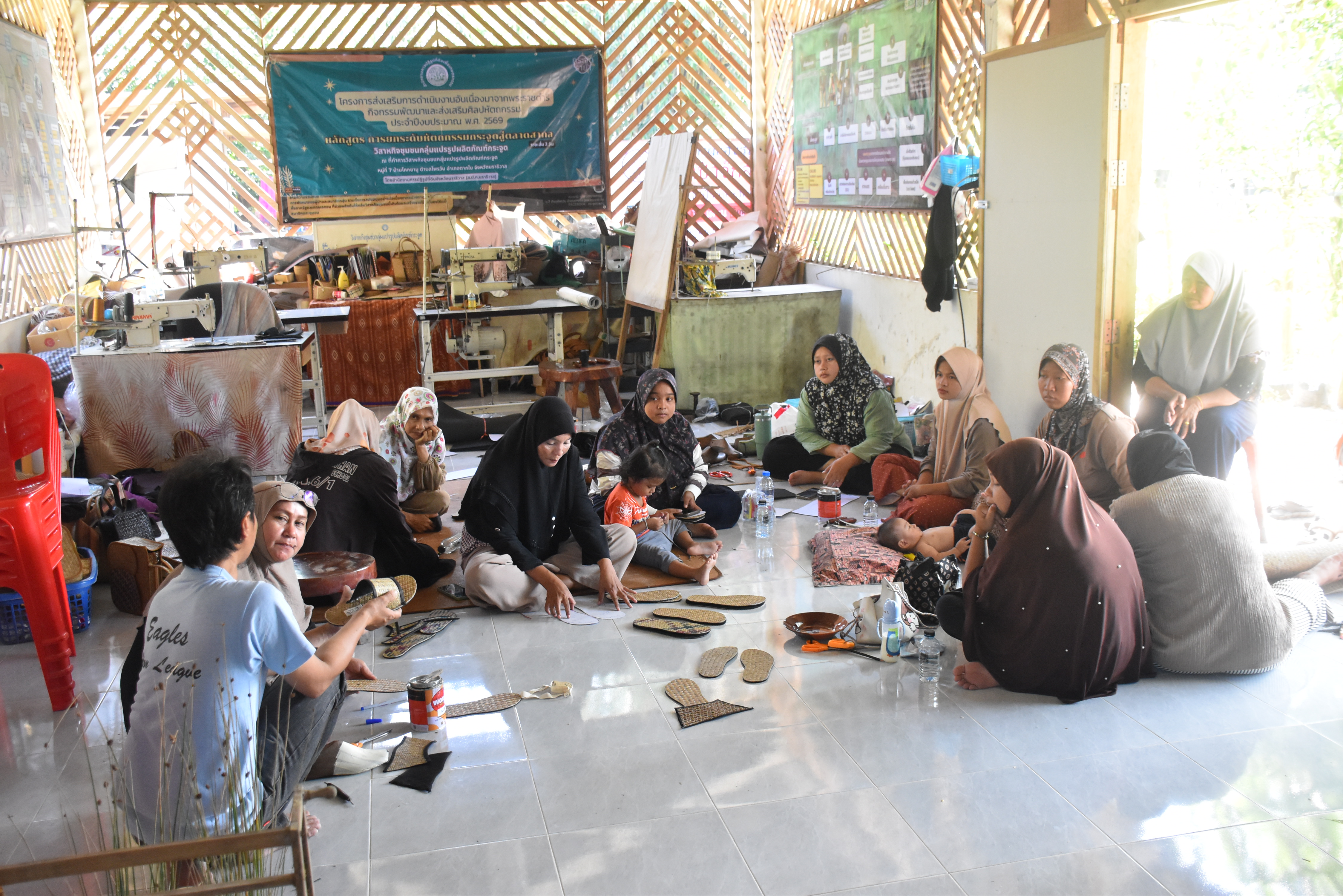 title - ส.ป.ก.นราธิวาส ดำเนินการจัดฝึกอบรมโครงการส่งเสริมการดำเนินงานอันเนื่องมาจากพระราชดำริกิจกรรมพัฒนาและส่งเสริมศิลปหัตถกรรม ประจำปีงบประมาณ พ.ศ. 2569