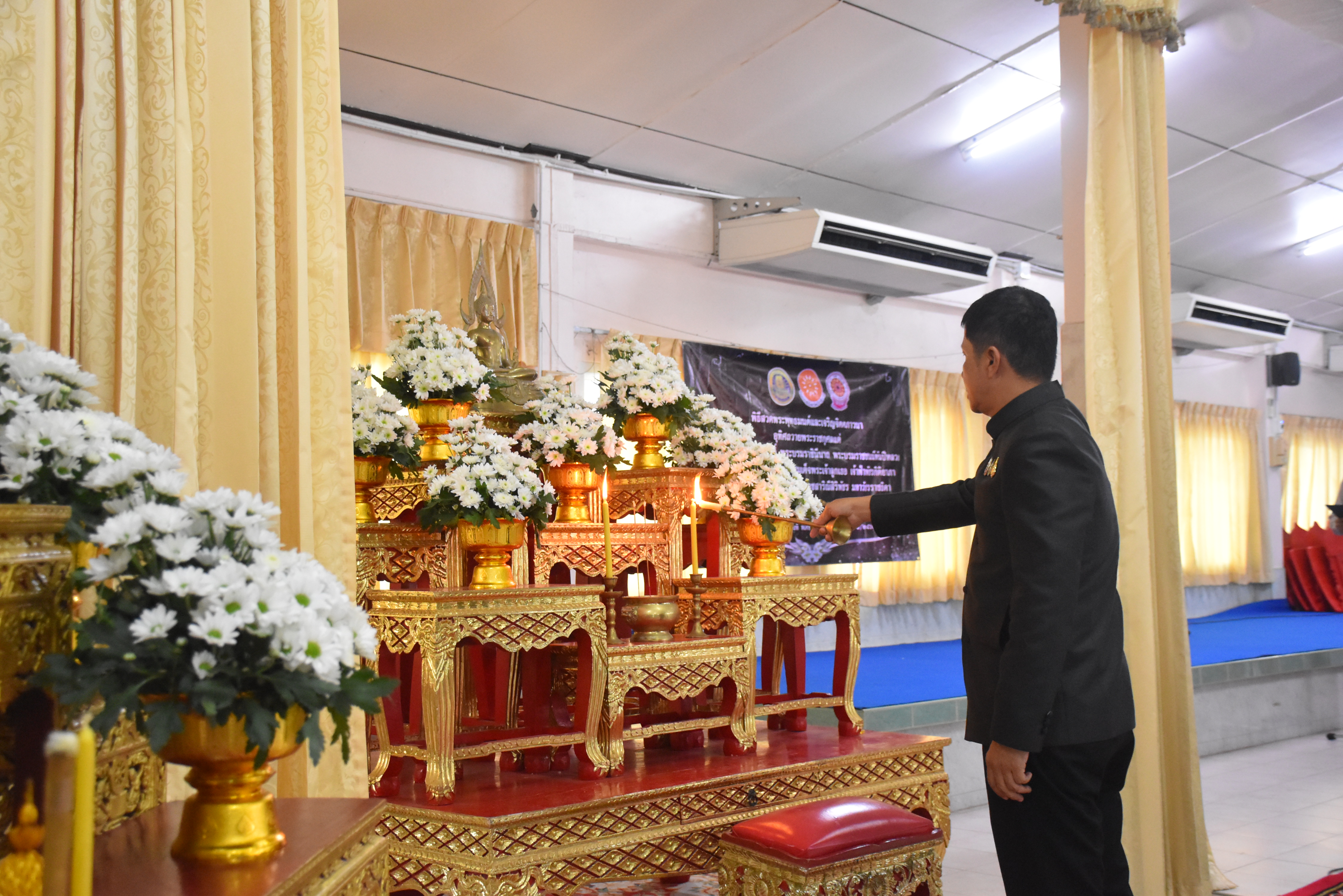 title - ส.ป.ก.นราธิวาส เข้าร่วมพิธีเจริญพระพุทธมนต์และเจริญจิตตภาวนาอุทิศถวายพระราชกุศลแด่ สมเด็จพระนางเจ้าสิริกิติ์ พระบรมราชินีนาถ พระบรมราชชนนีพันปีหลวง และอุทิศถวายพระกุศลแด่ สมเด็จพระเจ้าลูกเธอ เจ้าฟ้าพัชรกิติยภา นเรนทิราเทพยวดี กรมหลวงราชสาริณีสิริพัชร มหาวัชรราชธิดา