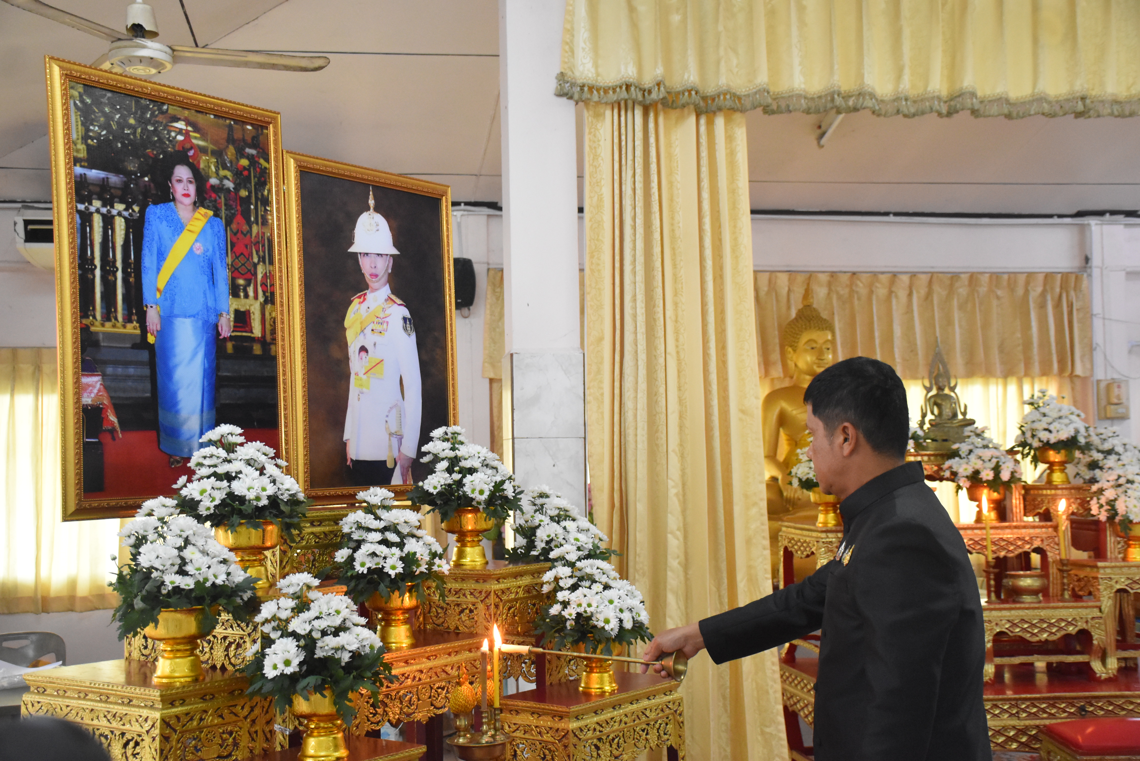 title - ส.ป.ก.นราธิวาส เข้าร่วมพิธีเจริญพระพุทธมนต์และเจริญจิตตภาวนาอุทิศถวายพระราชกุศลแด่ สมเด็จพระนางเจ้าสิริกิติ์ พระบรมราชินีนาถ พระบรมราชชนนีพันปีหลวง และอุทิศถวายพระกุศลแด่ สมเด็จพระเจ้าลูกเธอ เจ้าฟ้าพัชรกิติยภา นเรนทิราเทพยวดี กรมหลวงราชสาริณีสิริพัชร มหาวัชรราชธิดา