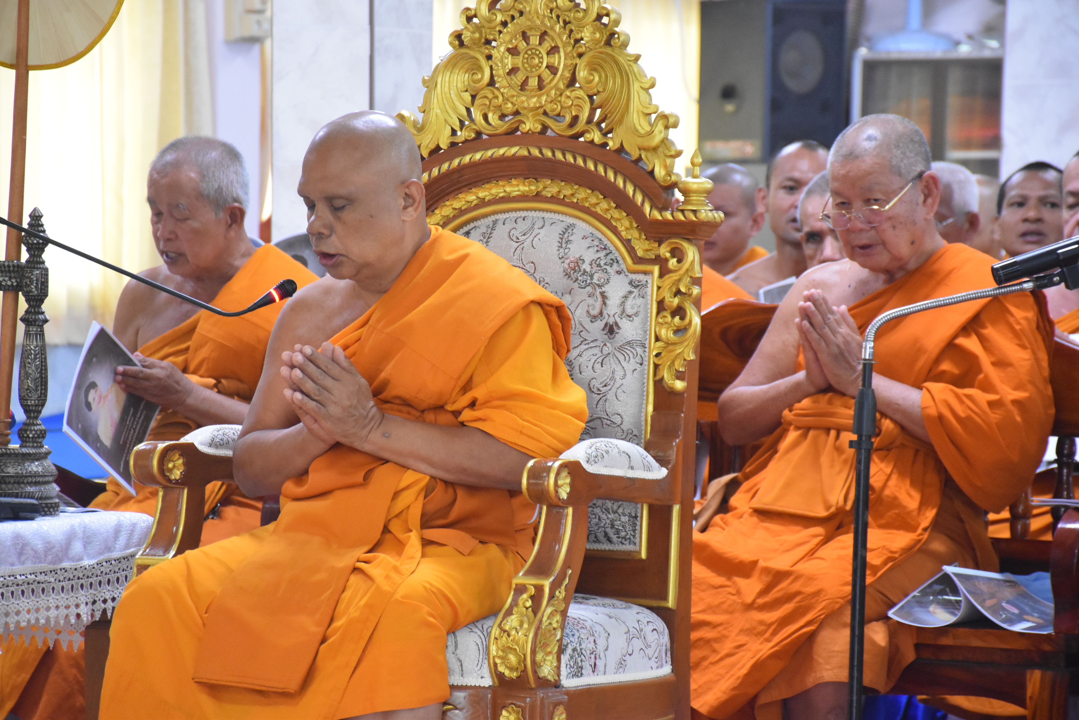 title - ส.ป.ก.นราธิวาส เข้าร่วมพิธีเจริญพระพุทธมนต์และเจริญจิตตภาวนาอุทิศถวายพระราชกุศลแด่ สมเด็จพระนางเจ้าสิริกิติ์ พระบรมราชินีนาถ พระบรมราชชนนีพันปีหลวง และอุทิศถวายพระกุศลแด่ สมเด็จพระเจ้าลูกเธอ เจ้าฟ้าพัชรกิติยภา นเรนทิราเทพยวดี กรมหลวงราชสาริณีสิริพัชร มหาวัชรราชธิดา