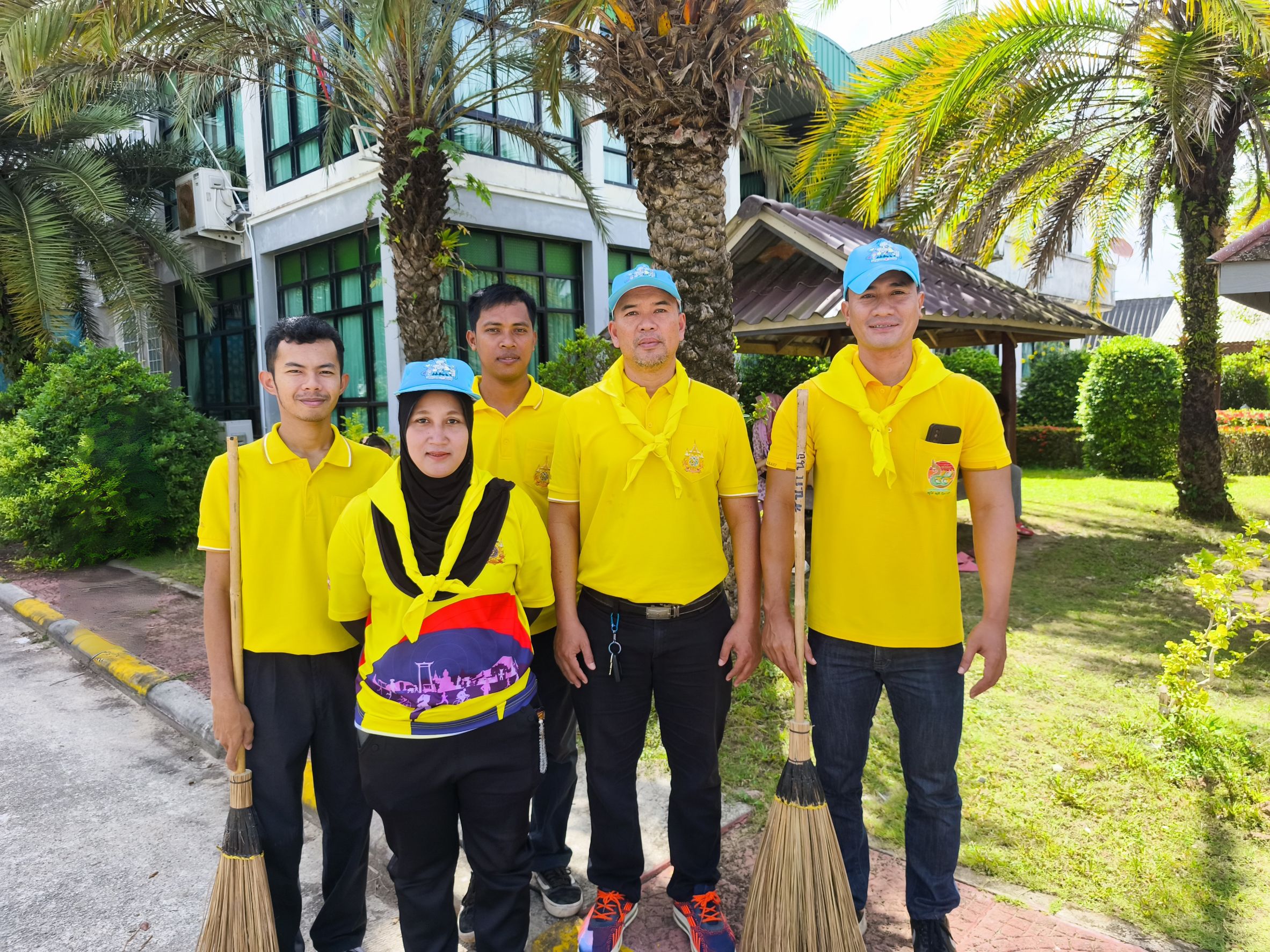 ส.ป.ก.นราธิวาส ร่วมกิจกรรมจิตอาสาบำเพ็ญสาธารณประโยชน์ เนื่องในวันพระบาทสมเด็จพระพุทธยอดฟ้าจุฬาโลกมหาราช และวันที่ระลึกมหาจักรีบรมราชวงศ์ 