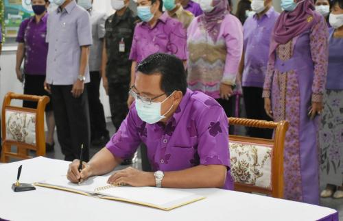 ร่วมลงนามถวายพระพร สมเด็จพระกนิษฐาธิราชเจ้า กรมสมเด็จพระเทพรัตนราชสุดาฯ สยามบรมราชกุมารี ให้ทรงหายจากพระอาการประชวร