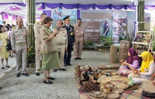 ส.ป.ก.ร่วมเฝ้ารับเสด็จสมเด็จพระเทพรัตนราชสุดาฯ สยามบรมราชกุมารี เสด็จพระราชดำเนินทอดพระเนตรและพระราชทานรางวัลการจัดนิทรรศการฯและผลิตภัณฑ์ทางการเกษตร ในงานวันลองกอง ของดีเมืองนรา ครั้งที่ ๔๓ ณ สวนสาธารณะเฉลิมพระเกียรติ ๖ รอบพระชนมพรรษา ศูนย์ราชการ จังหวัดน
