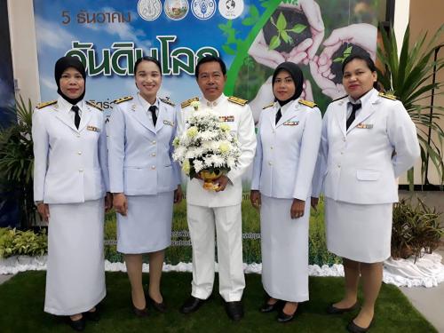 ส.ป.ก.นราธิวาส ร่วมพิธีวางพานพุ่มน้อมรำลึกพระมหากรุณาธิคุณ “วันพระบิดาแห่งฝนหลวง”
