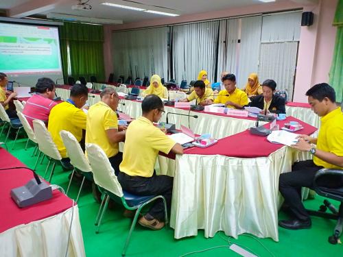  ส.ป.ก.นราธิวาส จัดประชุมคณะอนุกรรมการกลั่นกรองการใช้ประโยชน์ในที่ดินของผู้ได้รับการจัดที่ดินตำบลพร่อน 